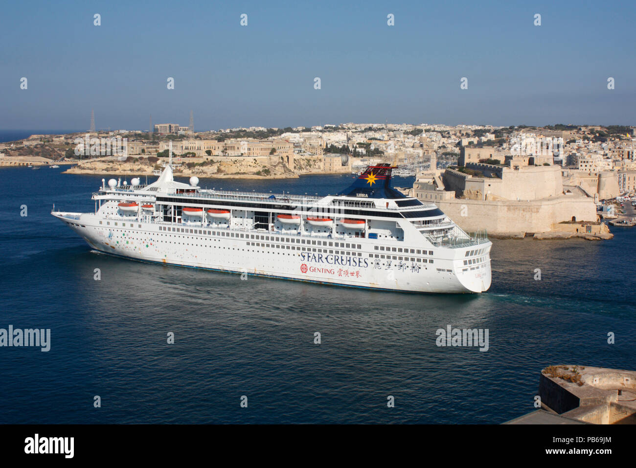 La nave da crociera o liner SuperStar Libra in partenza da Malta il Grand Harbour Foto Stock