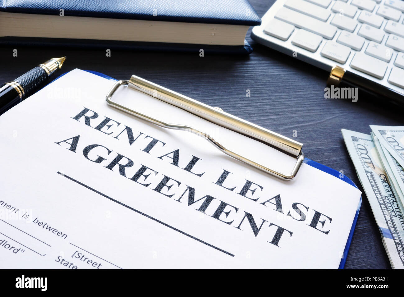 Noleggio contratto di leasing con la penna su una scrivania. Foto Stock