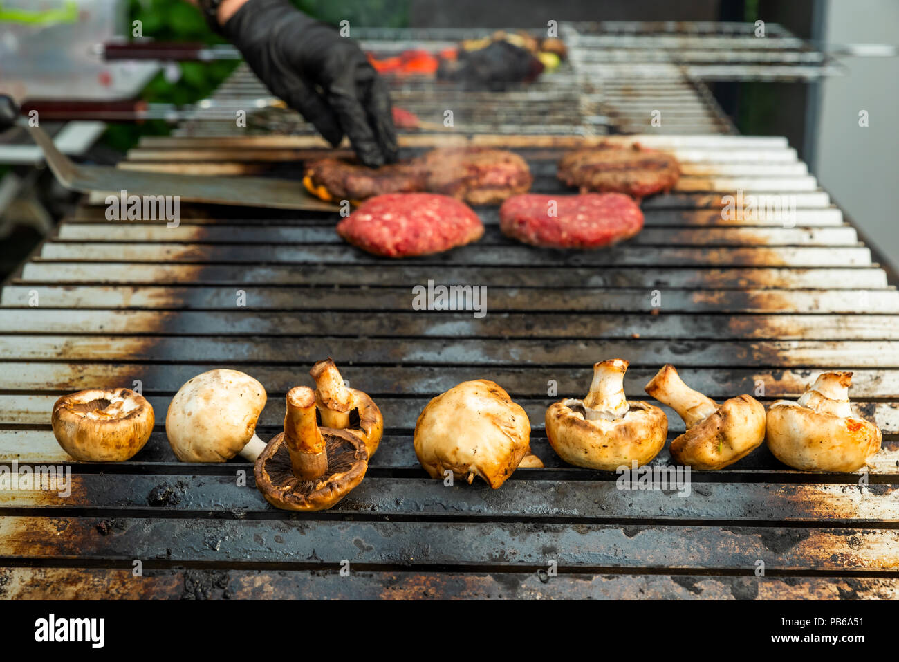 Funghi alla griglia con carne sul fornello in un ristorante Foto stock -  Alamy