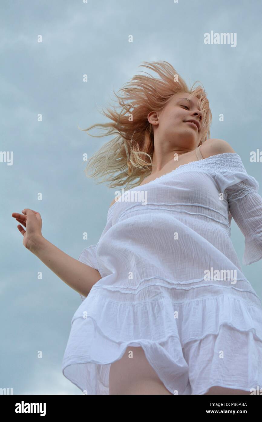 Giovani Sorriso ragazza in abito bianco Foto Stock