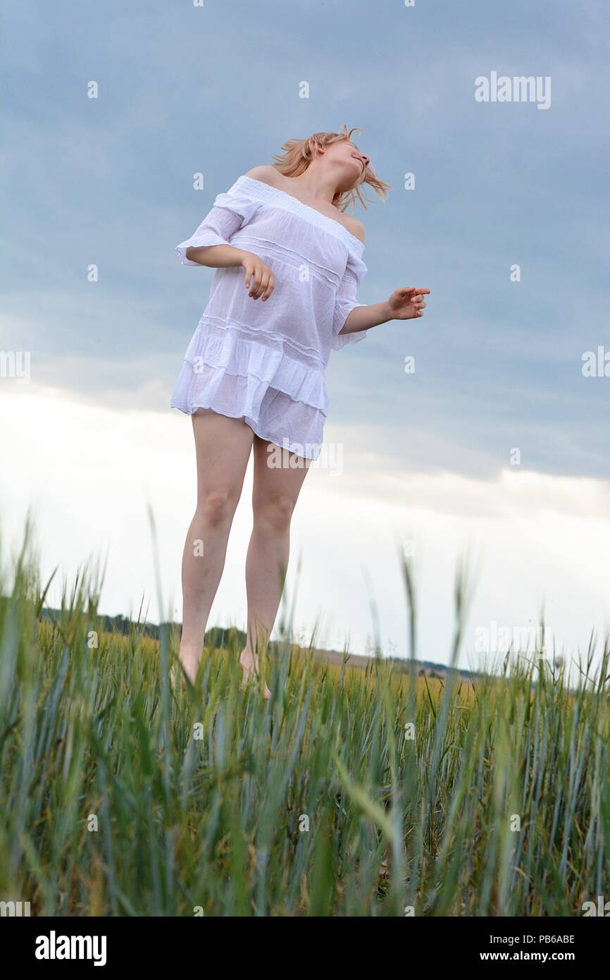 Giovani Sorriso ragazza in abito bianco Foto Stock