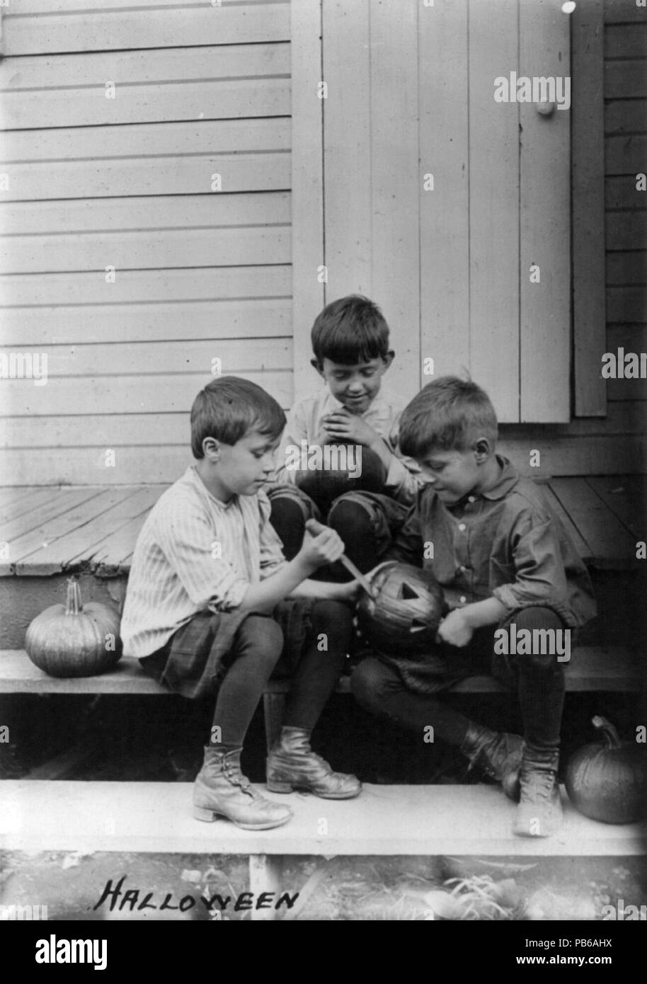 739 Zucca di Halloween di intagliatori, 1917 Foto Stock