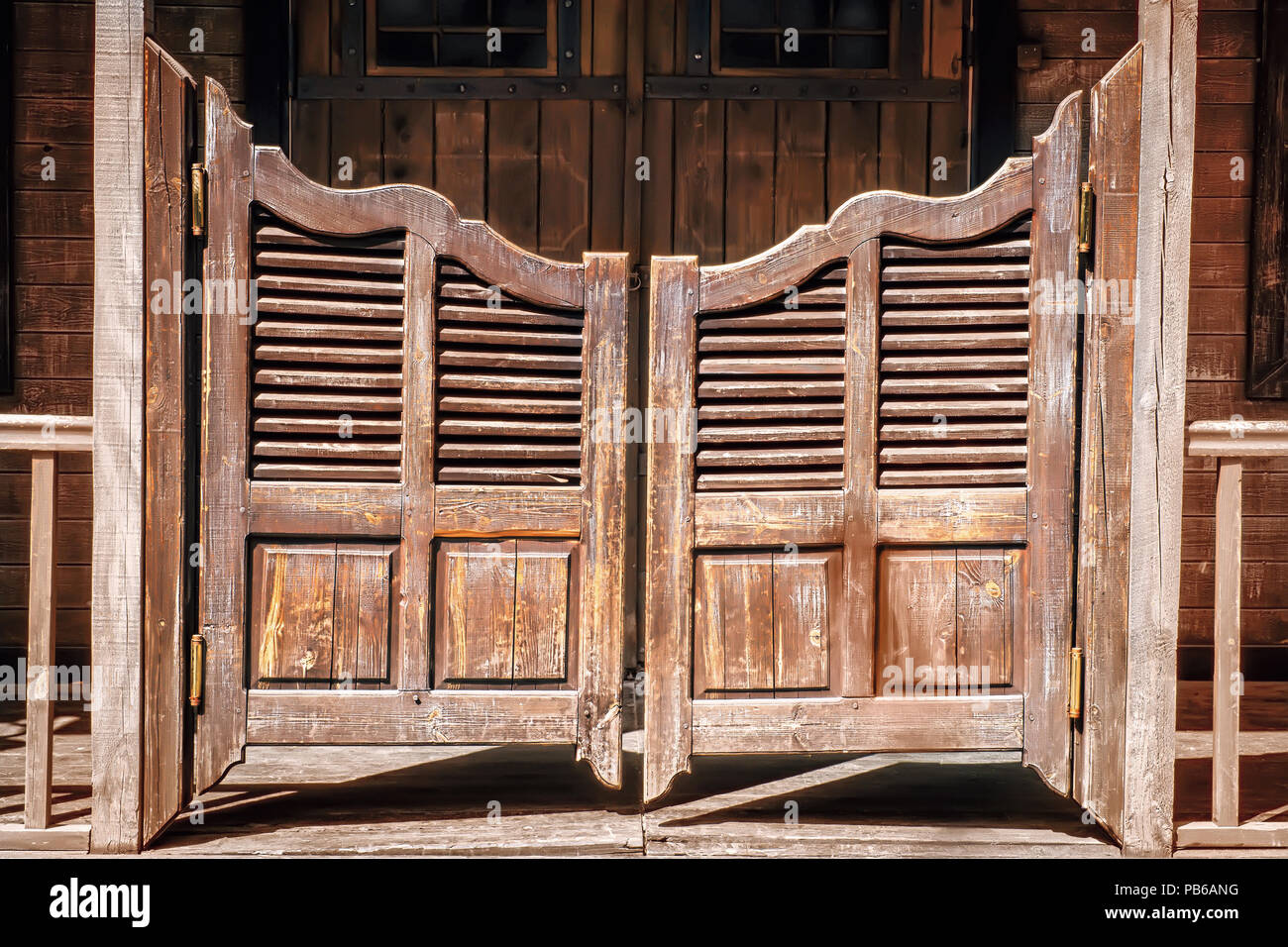 Saloon vecchio ingresso con due porte battenti Foto Stock