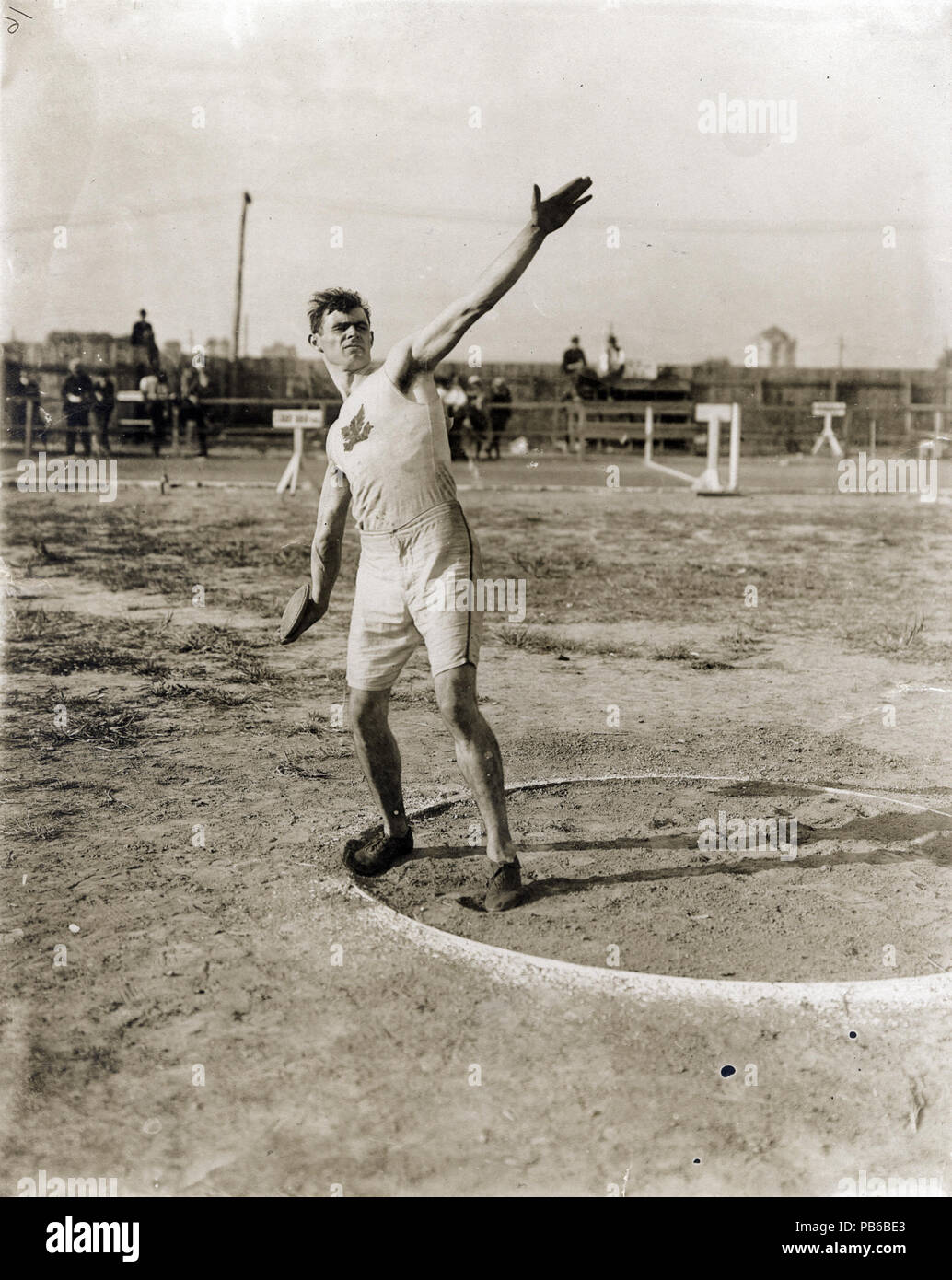 1001 Martin Sheridan della Grande New York Irish Athletic Association gettando il discus al 1904 Olimpiadi Foto Stock