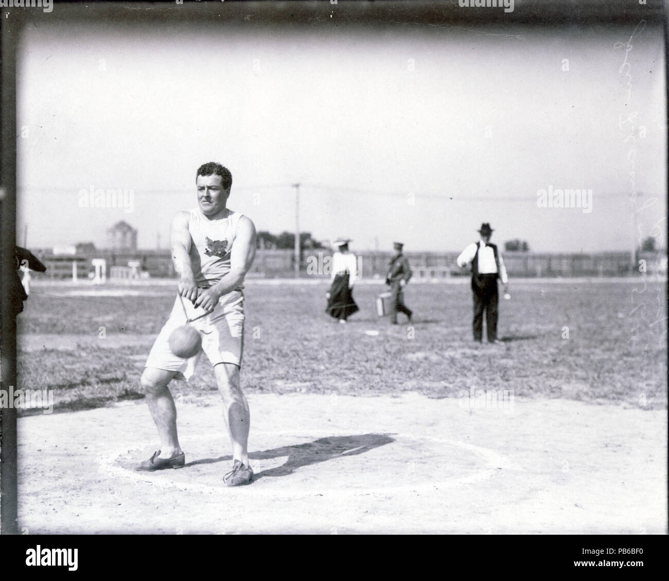 837 Giovanni Flannigan della Grande New York Irish Athletic Association eseguendo il 56 pound il lancio del martello al 1904 Olimpiadi Foto Stock
