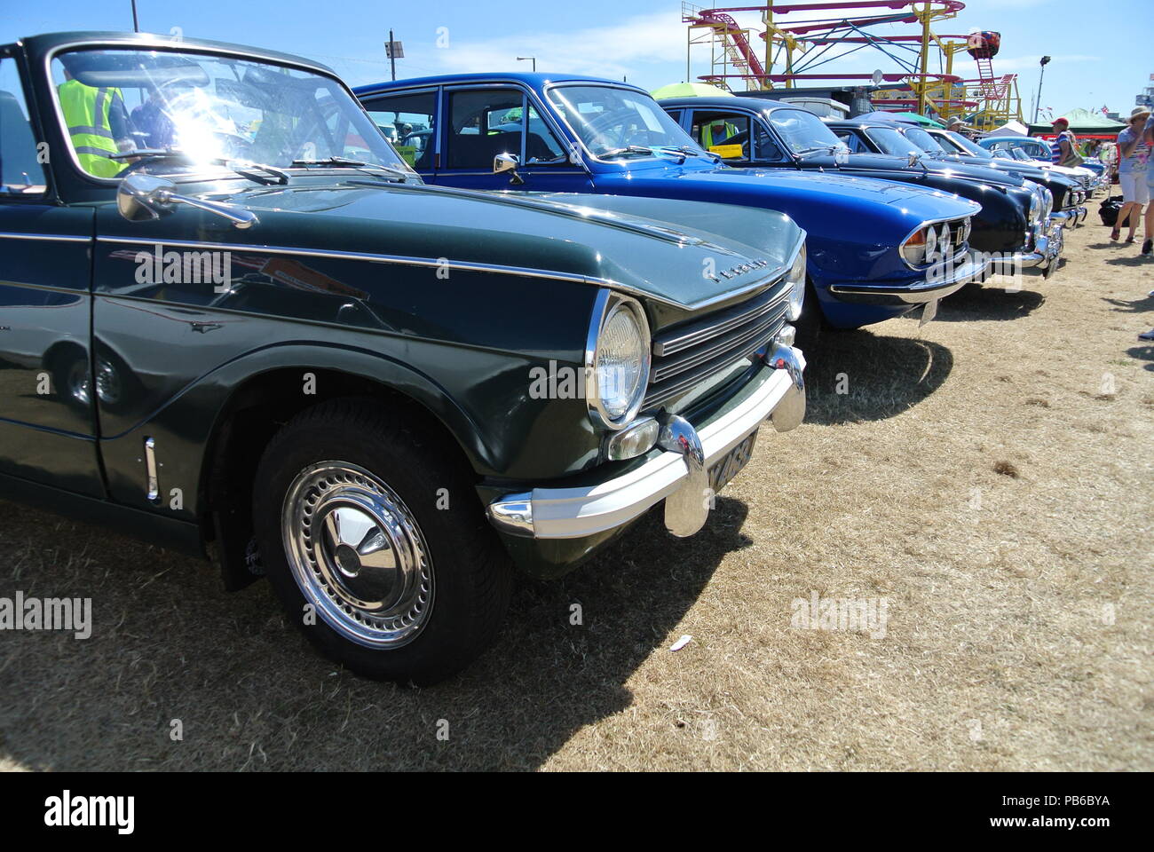 Linea di automobili classiche parcheggiato sul display in English Riviera Classic Car Show, Paignton, Devon, Inghilterra, Regno Unito Foto Stock