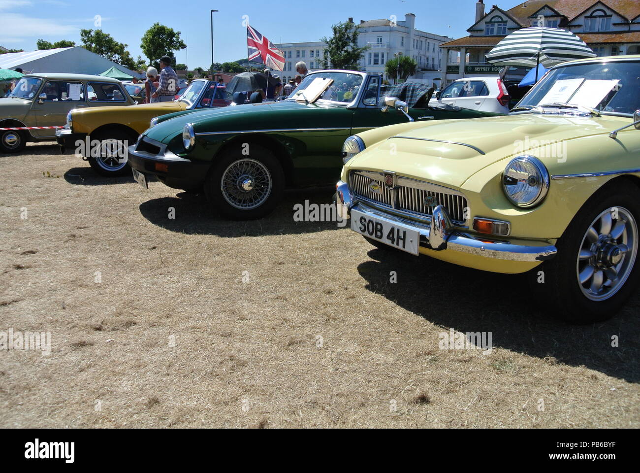 Linea di automobili classiche parcheggiato sul display in English Riviera Classic Car Show, Paignton, Devon, Inghilterra, Regno Unito Foto Stock