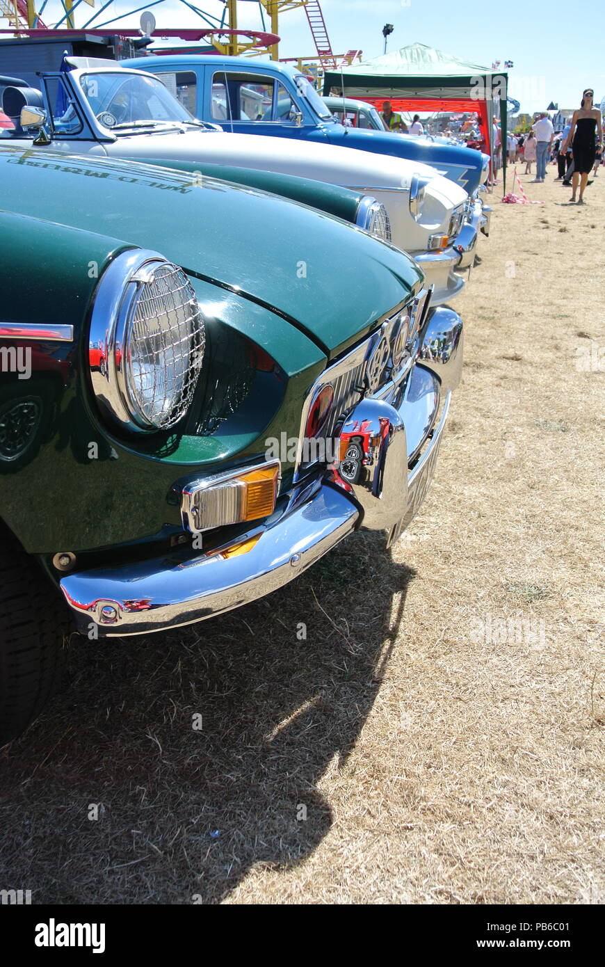Linea di automobili classiche parcheggiato sul display in English Riviera Classic Car Show, Paignton, Devon, Inghilterra, Regno Unito Foto Stock