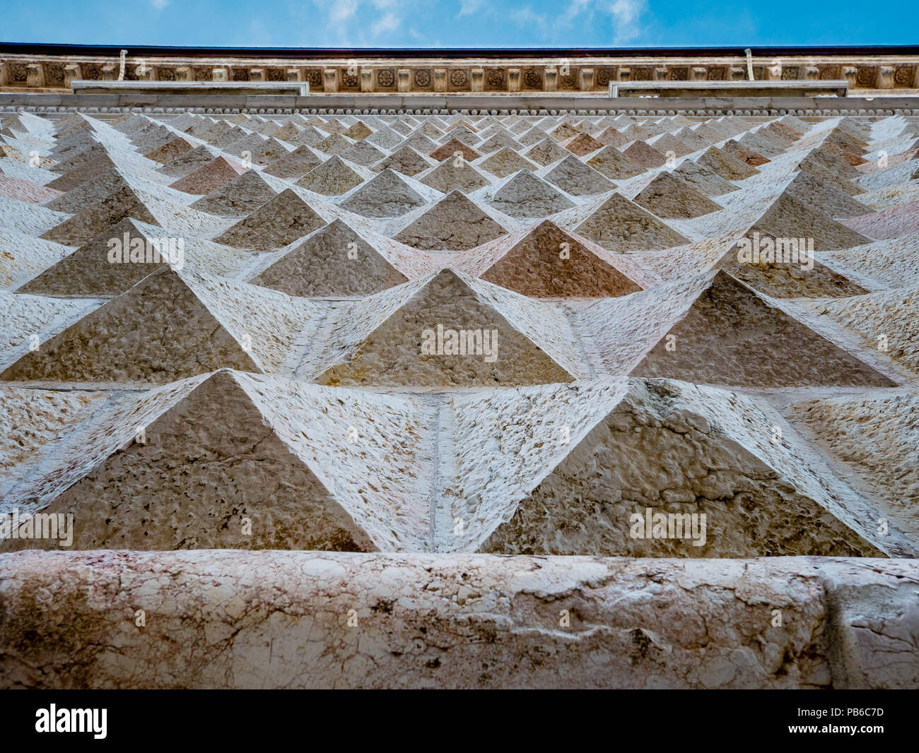 Diamand sagomato pietre di marmo sulla facciata del Palazzo dei Diamanti di Ferrara Italia, Foto Stock