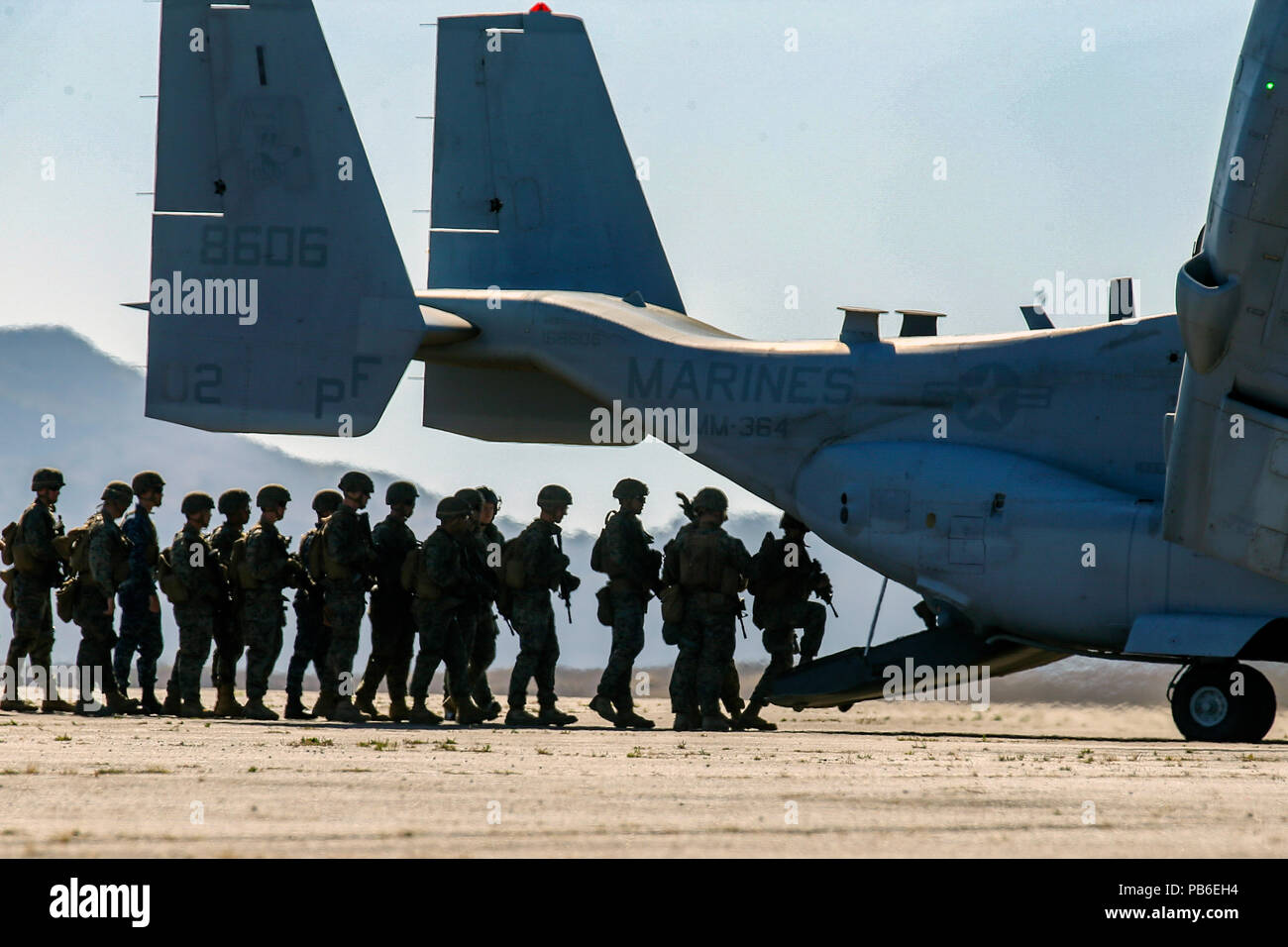 Stati Uniti Marines con 2° Battaglione, 1° Reggimento Marine, a bordo di una MV-22B Osprey tiltrotor aeromobile Foto Stock