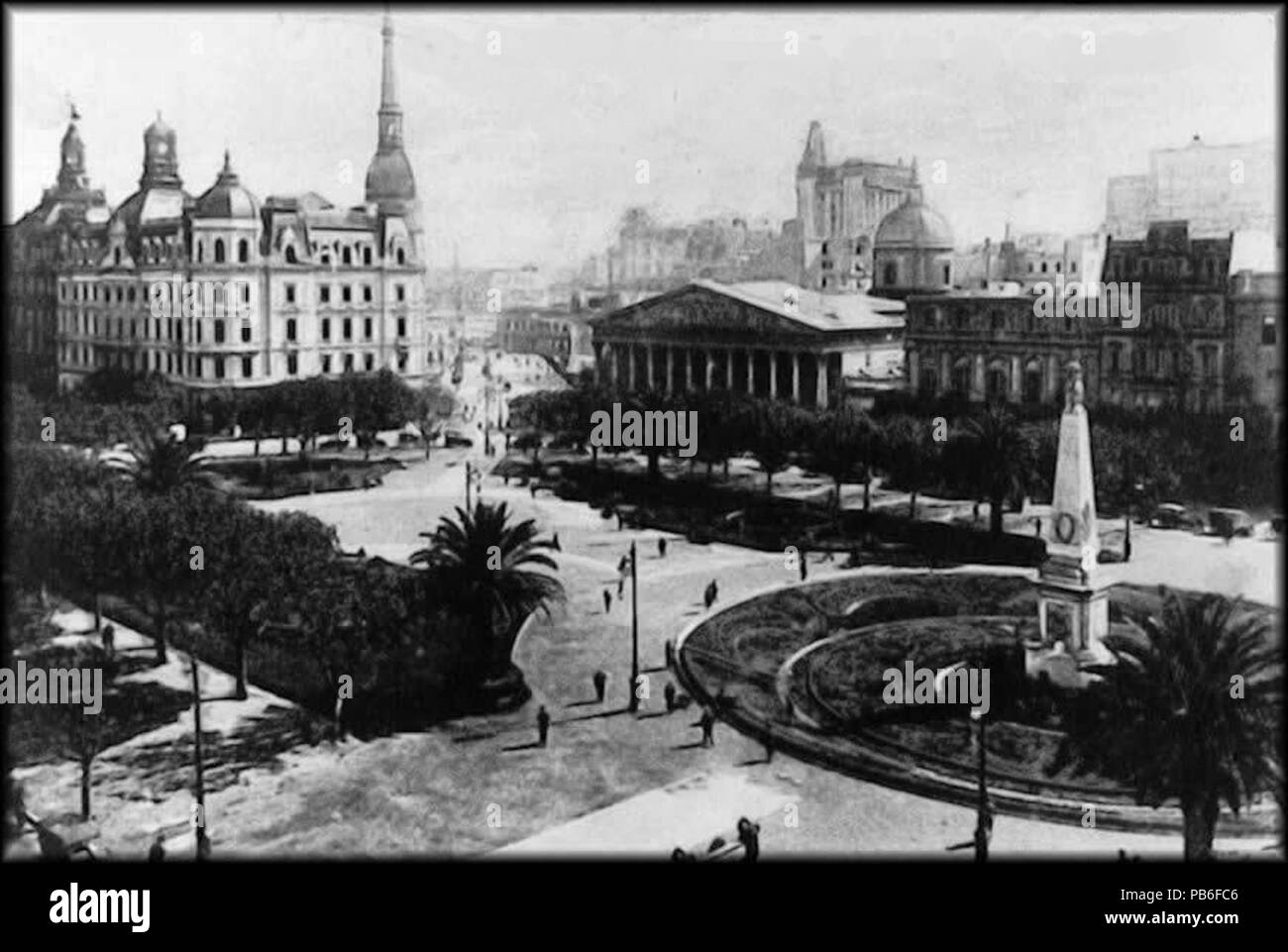 . Español: Postal de Buenos Aires. La Plaza de Mayo vista desde Defensa e Hipólito Yrigoyen hacia el noroeste. De izquierda a derecha de ven: El Palacio Municipal recién ampliado, la primera cuadra de la Diagonal Norte (aún peccato edificar), la Catedral Metropolitana, el edificio de la Curia (incendiado en 1955), ONU edificio vecino de oficinas y parte de la fachada del antiguo edificio del Nuevo Banco Italiano. Detrás, se distingue la torre-faro de la Galería General Güemes. circa 1920 1206 Plaza de Mayo ca. 1920 Foto Stock