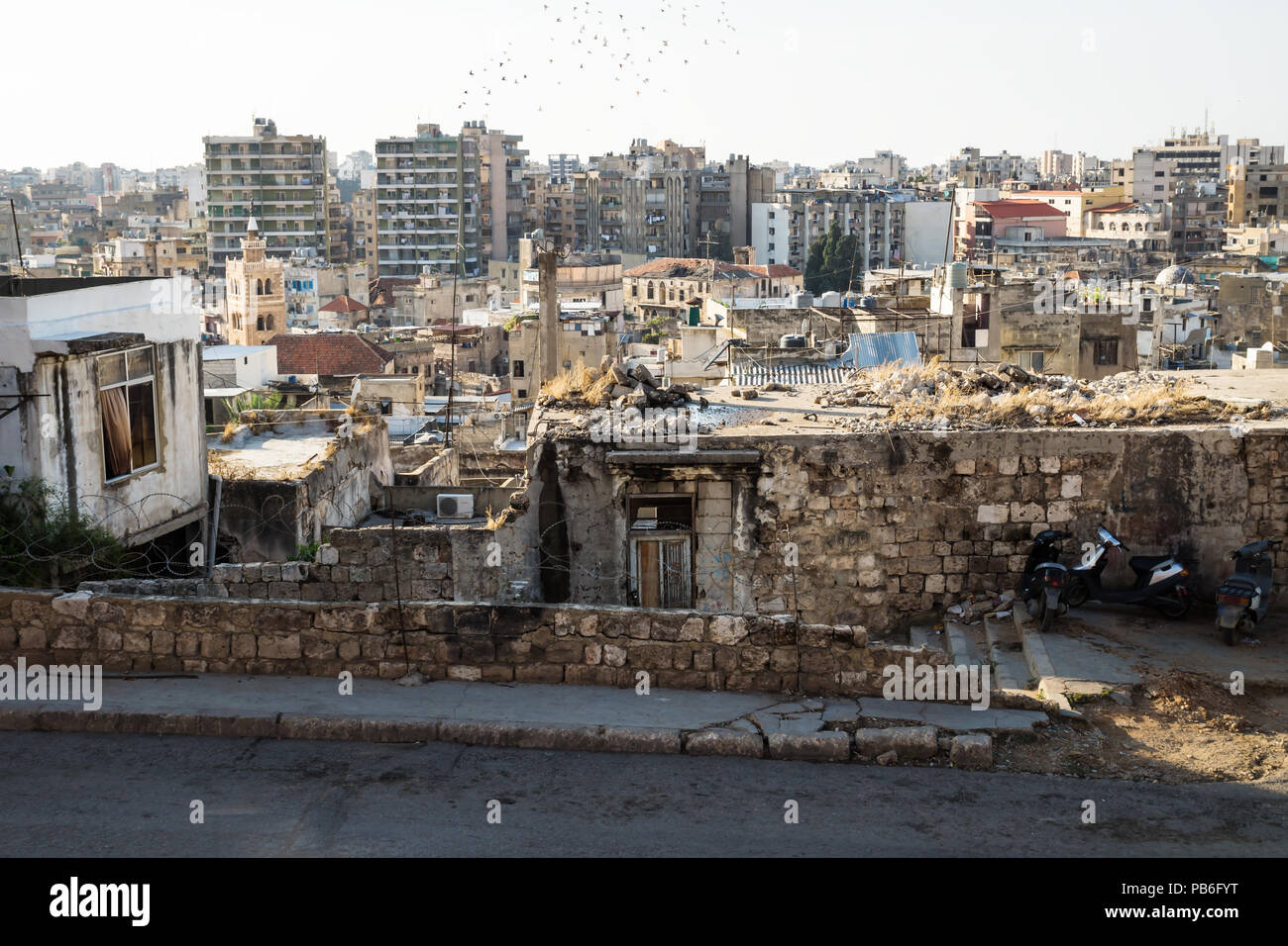 Vista sulla città affollata Tripoli, Libano Foto Stock