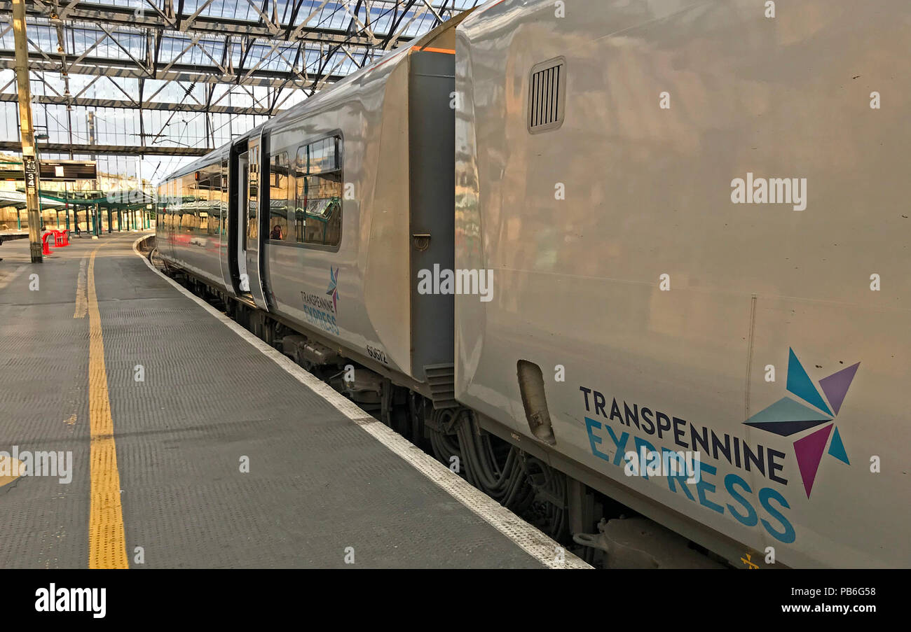TransPennine Express Train, piattaforma quattro,Carlisle stazione ferroviaria,Cumbria,Inghilterra , NEL REGNO UNITO Foto Stock
