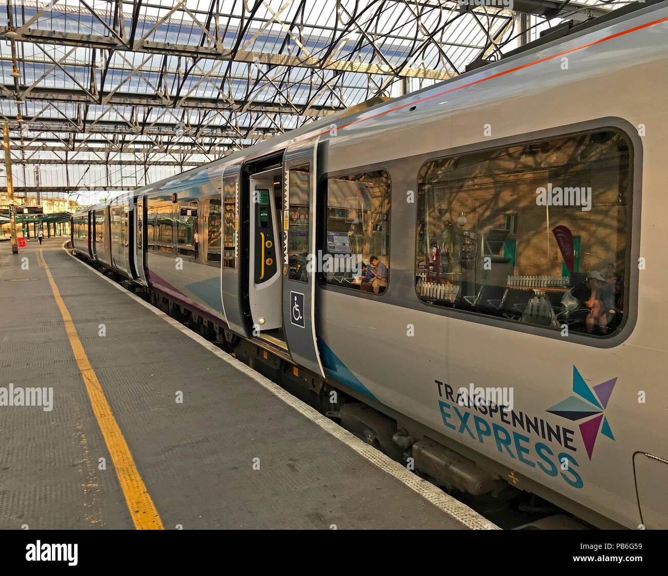 TransPennine Express Train, piattaforma quattro,Carlisle stazione ferroviaria,Cumbria,Inghilterra , NEL REGNO UNITO Foto Stock