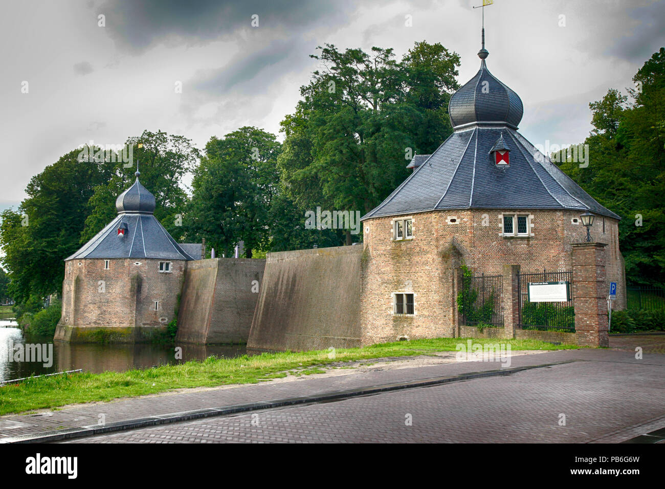 A cupola a cipolla acqua area di gate del Van Kasteel Breda o il Castello di Breda, ora la Reale Accademia militare, a Breda, Paesi Bassi, Europa Foto Stock