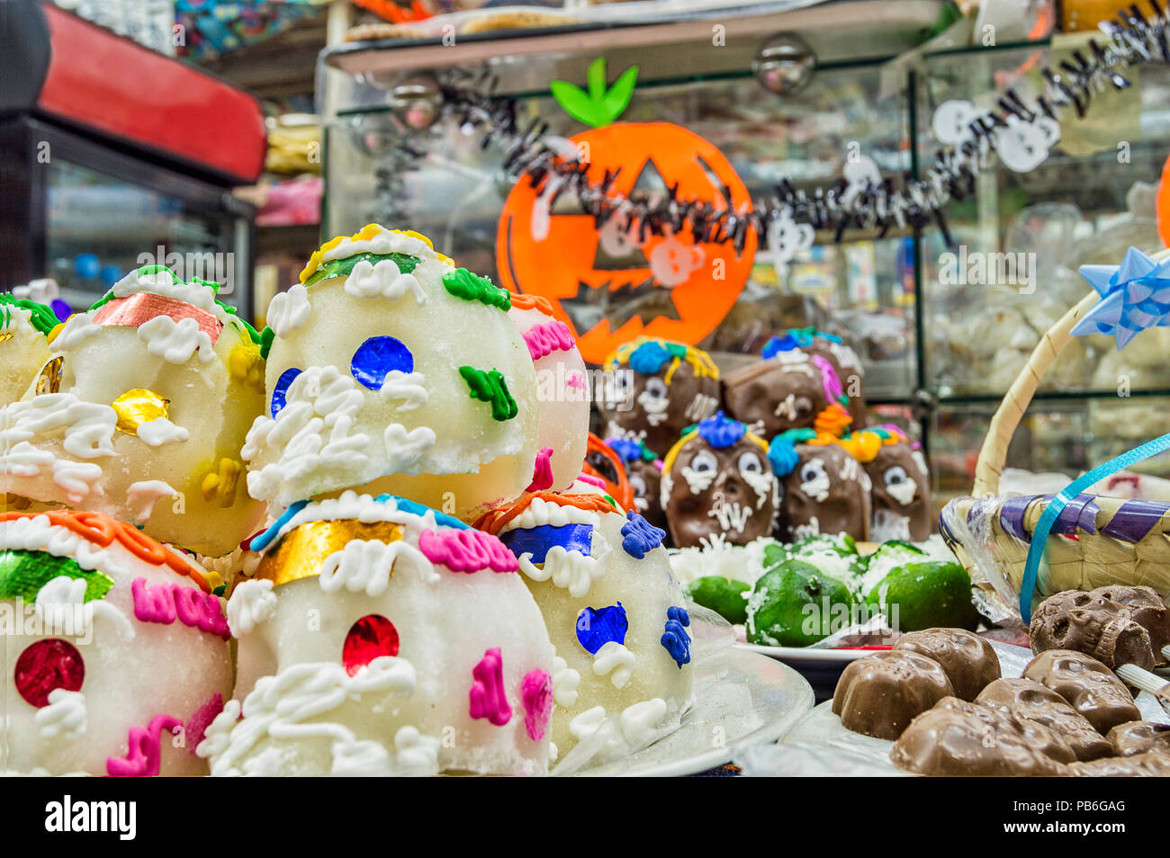 Messicano teschi di zucchero per il giorno dei morti festival in Chiapas, Messico Foto Stock
