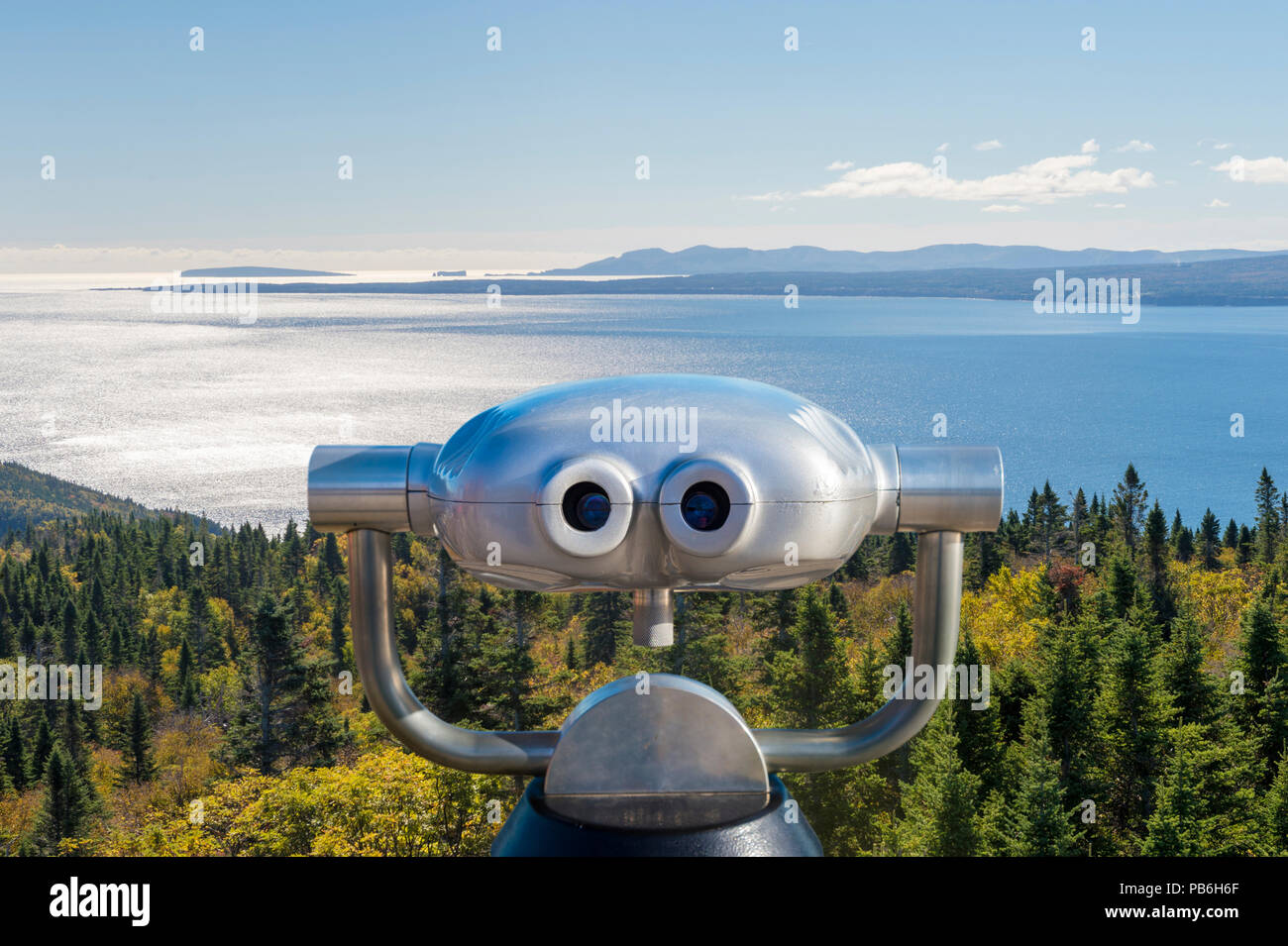 Binocolo pubblico di fronte ad una vista sopra il Forillon National Park, Gaspe Peninsula, Quebec, Canada (montage) Foto Stock