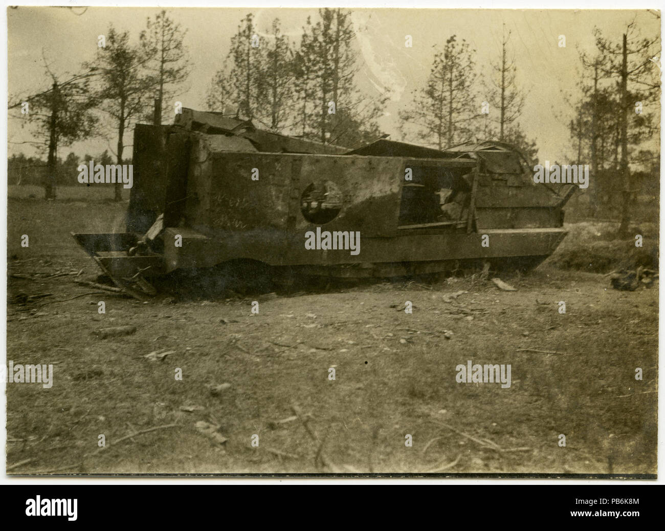 749 pesantemente danneggiata serbatoio si trova nel mezzo di un campo di erba con detriti sparsi intorno ad esso Foto Stock