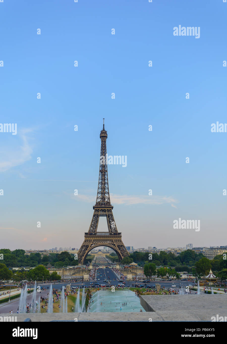 Torre Eiffel durante un giorno di estate Foto Stock