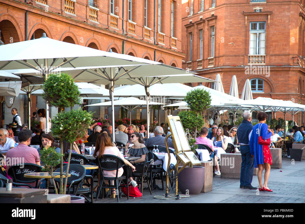 Caffè e ristoranti a Place du Capitol di Toulouse Francia Foto Stock