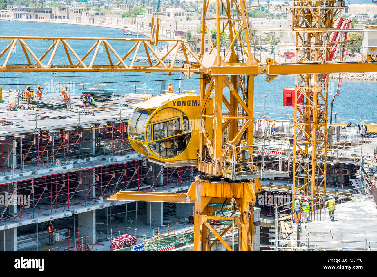 Crains sul cantiere di costruzione Foto Stock