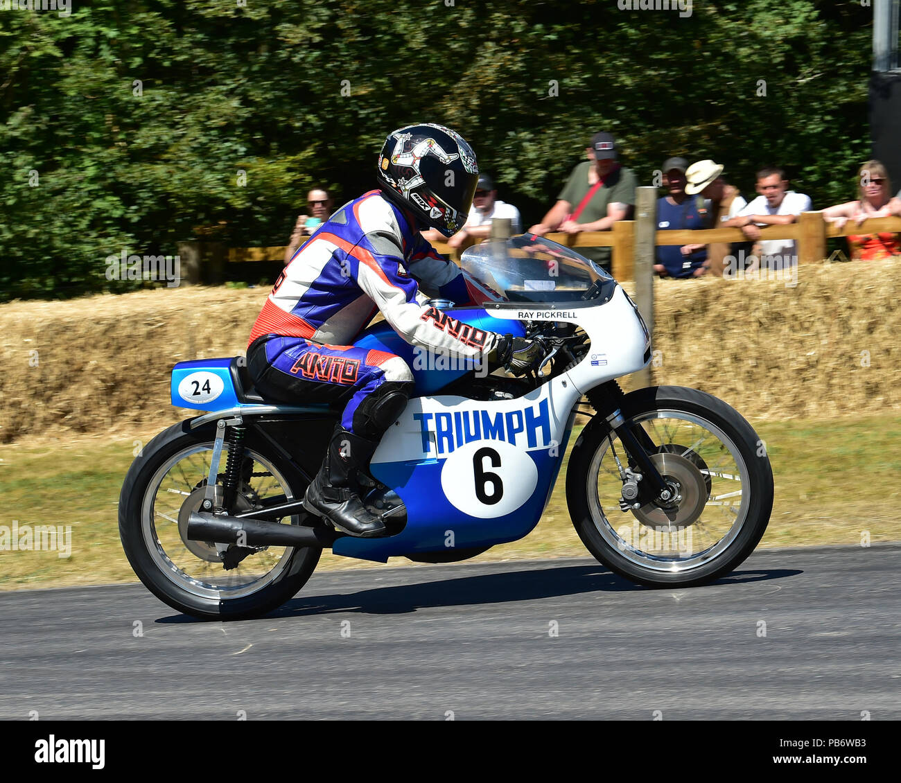 Parete di Wesley, Gary Johnson, Triumph 3 cilindri, Classic motocicli da competizione, Goodwood Festival della velocità, il Giubileo d'argento, Goodwood, luglio 2018, West S Foto Stock