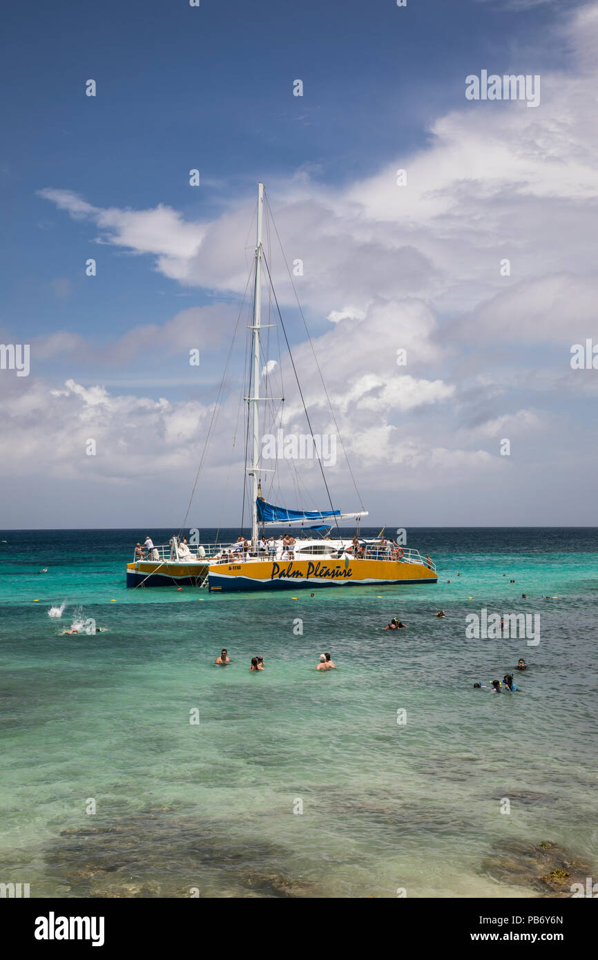 Catamarano Palm Pleasure trip, Boca Catalina beach, Aruba, dei Caraibi Foto Stock