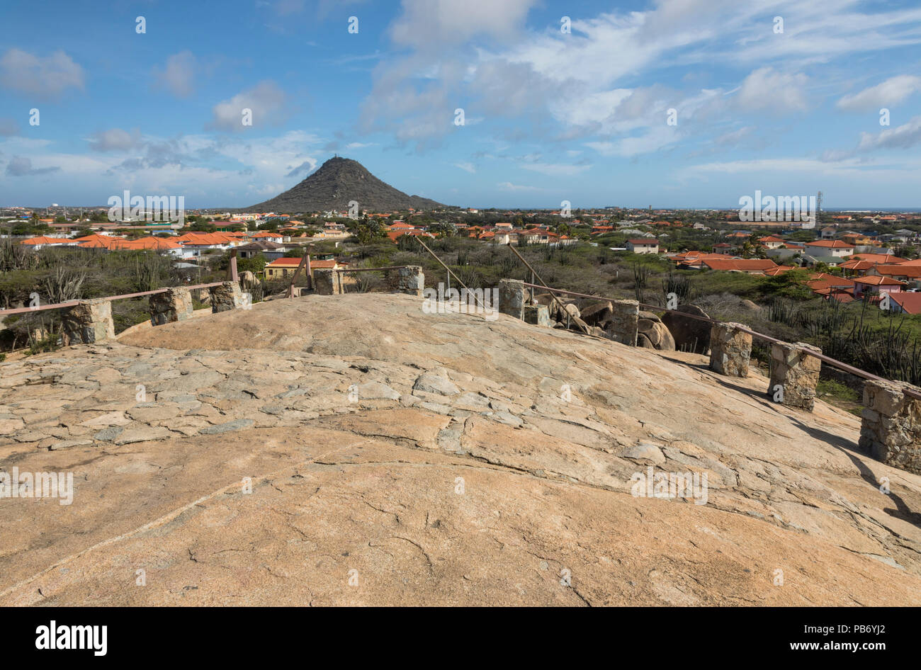 Vista di Hooiberg dalla sommità di Casibari formazioni rocciose, Aruba, dei Caraibi Foto Stock