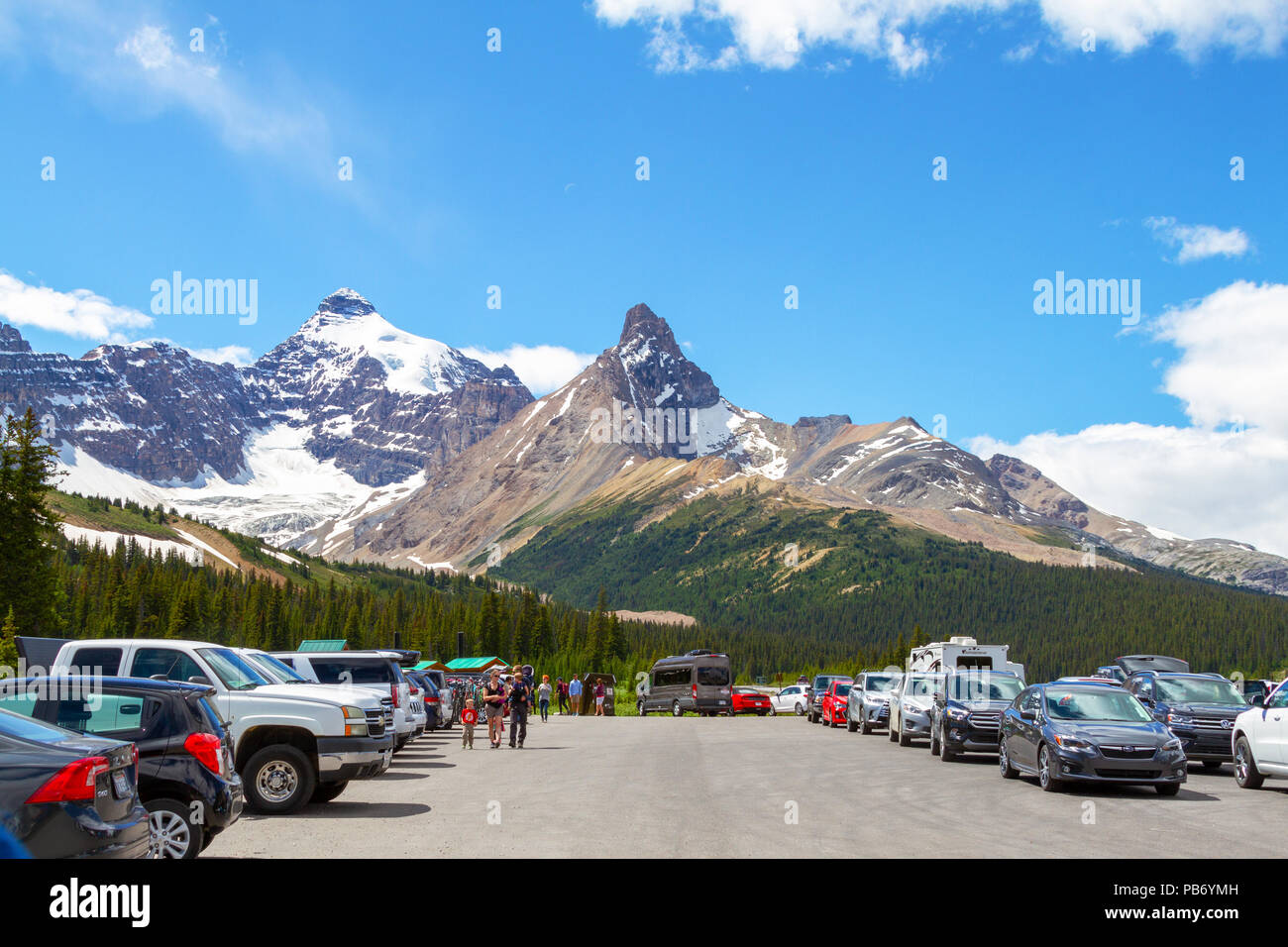 JASPER, Canada - 8 LUG 2018: Visitatori stop al Parker Ridge escursionismo sentiero parcheggio sulla Icefields Parkway nel Parco Nazionale di Jasper con Hil Foto Stock