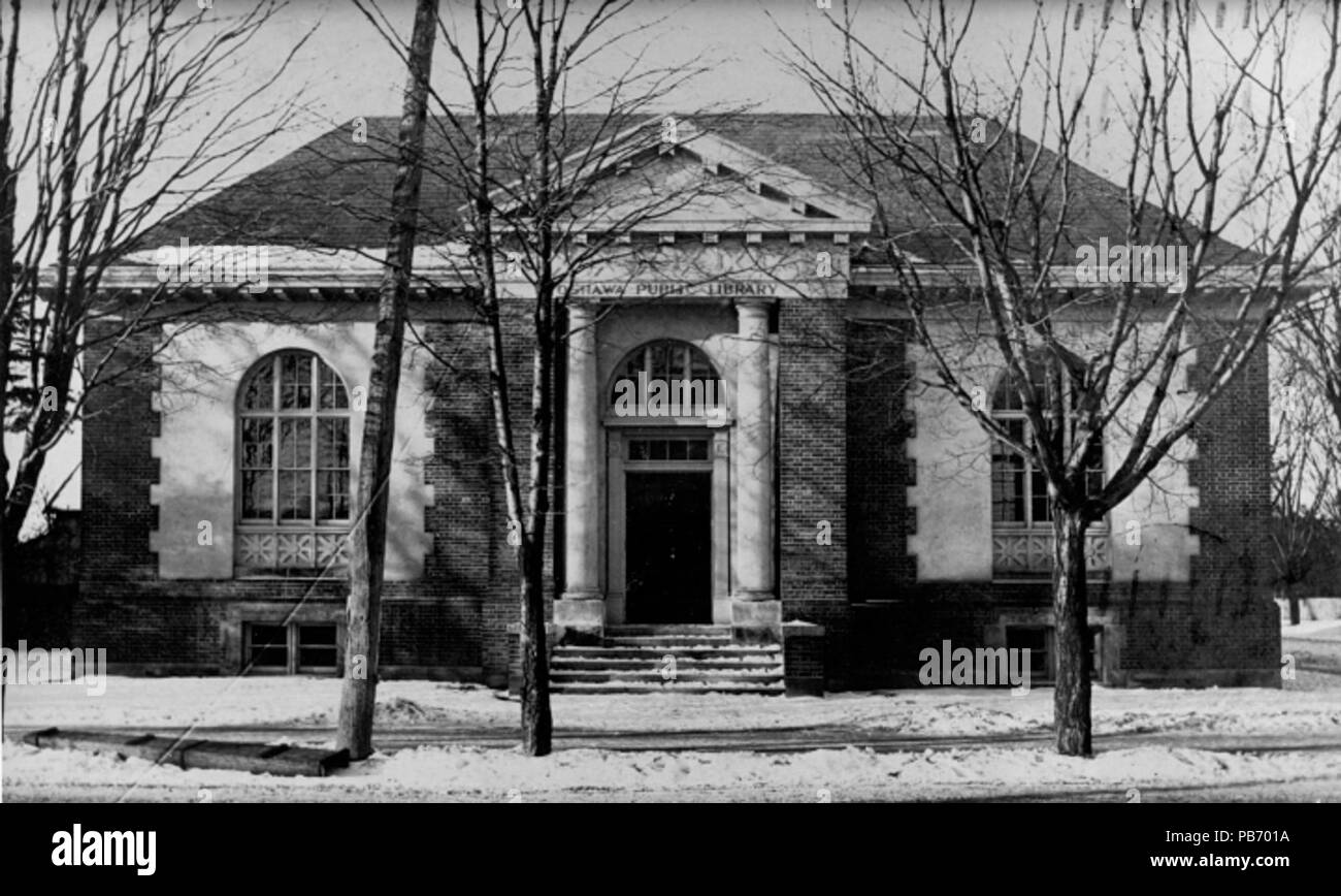 . Inglese: vista frontale di un edificio che è stato completato nel 1909 attraverso il contributo finanziario proveniente dal fondo di Carnegie. Proprietà all'angolo sud-ovest di Simcoe Street South e Athold Street West è stata acquistata nel 1906 dal dottor Coburn, e il Fondo Carnegie contribuito $12,000.00 per una nuova biblioteca, che è stato completato nel 1909. 1906 stampato 1143 Oshawa Public Library 1909 Foto Stock