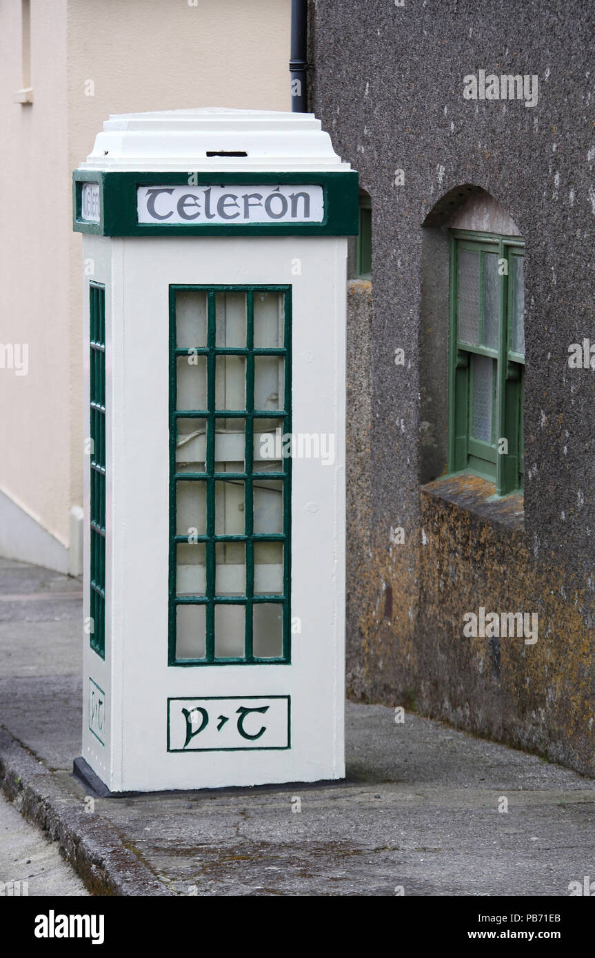 Telefono pubblico box ancora in uso a Castletownshend nella contea di Cork Foto Stock