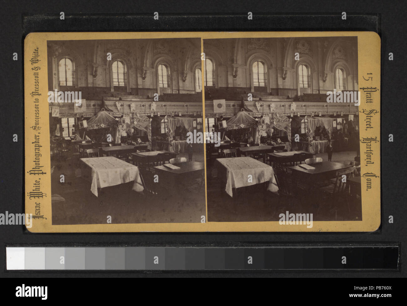 805 interno di una grande sala mostra cabine impostato per una fiera (NYPL B11707682-G90F074 018ZF) Foto Stock