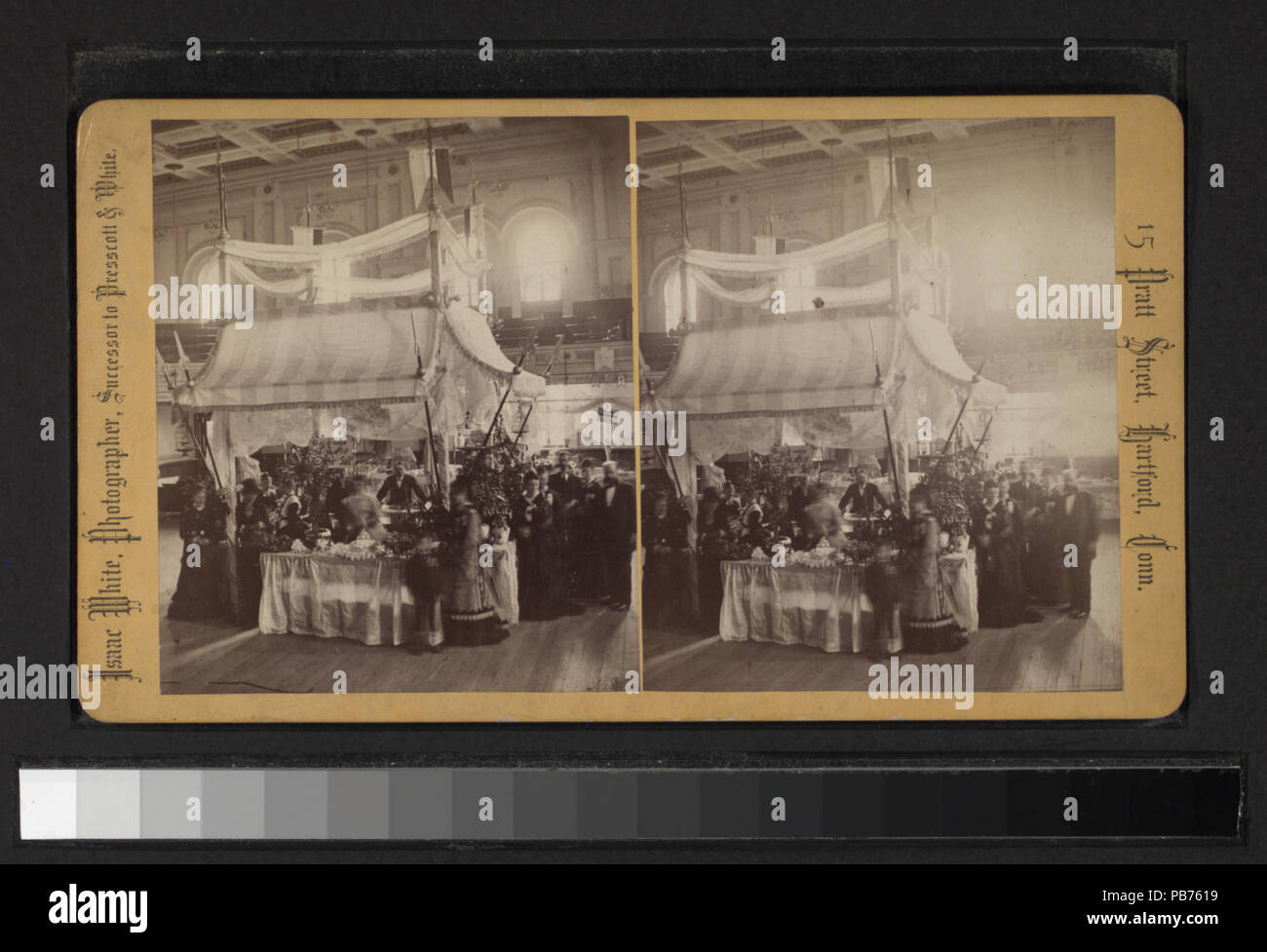 805 interno di una grande sala mostra cabine impostato per una fiera (NYPL B11707682-G90F074 019ZF) Foto Stock