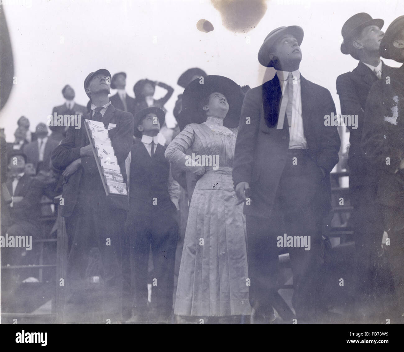 1558 spettatori e un souvenir venditore guardare fino al velivolo. Kinloch campo incontro d'aria. Ottobre 1910 Foto Stock