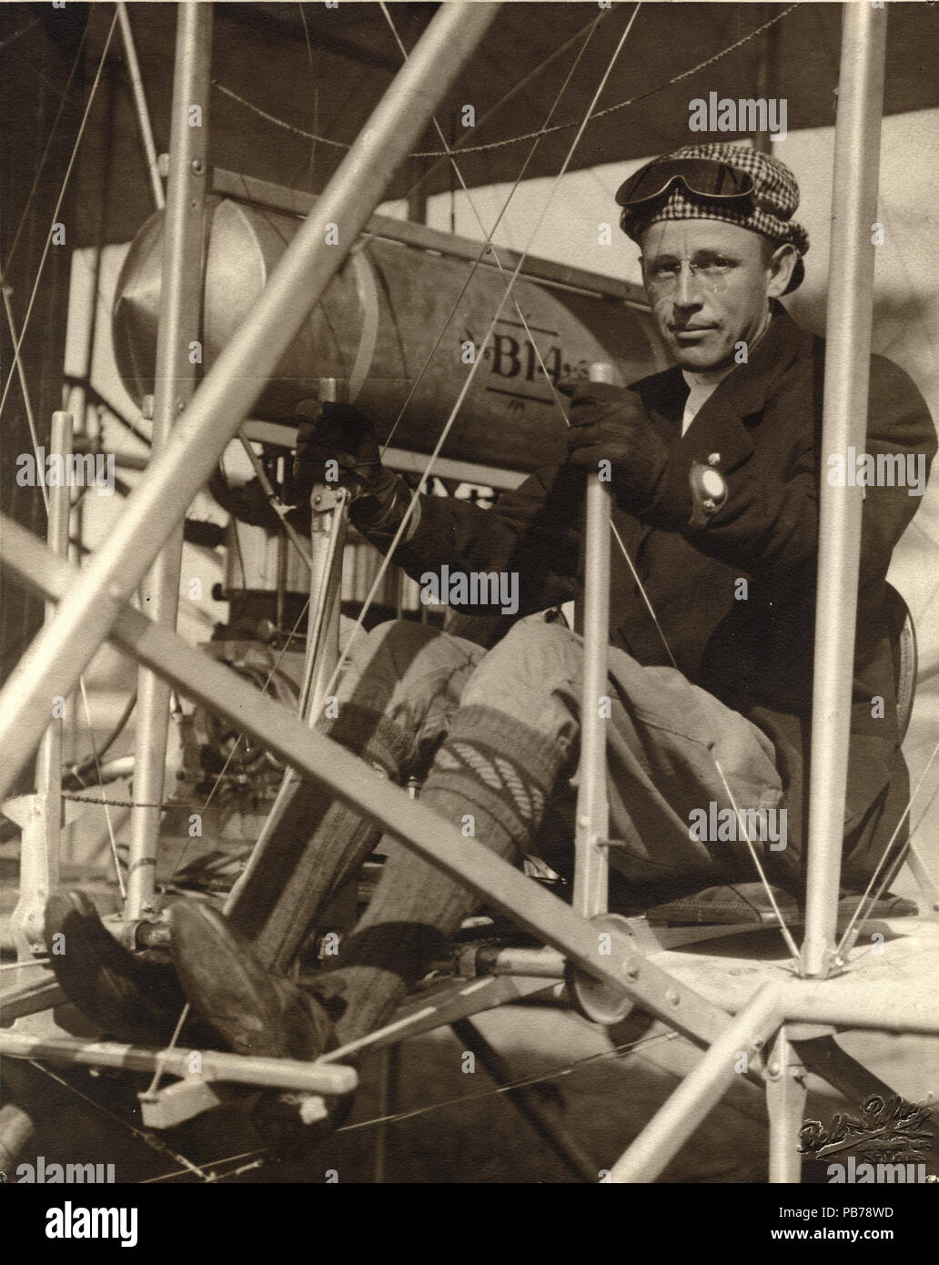 1197 arco pilota Hoxsey seduto nel suo piano dopo aver impostato un nonstop cross-country record volando 87 miglia da Springfield a San Louis il 8 ottobre 1910 per aprire l'aria internazionale si incontrano a Kinloch campo Foto Stock