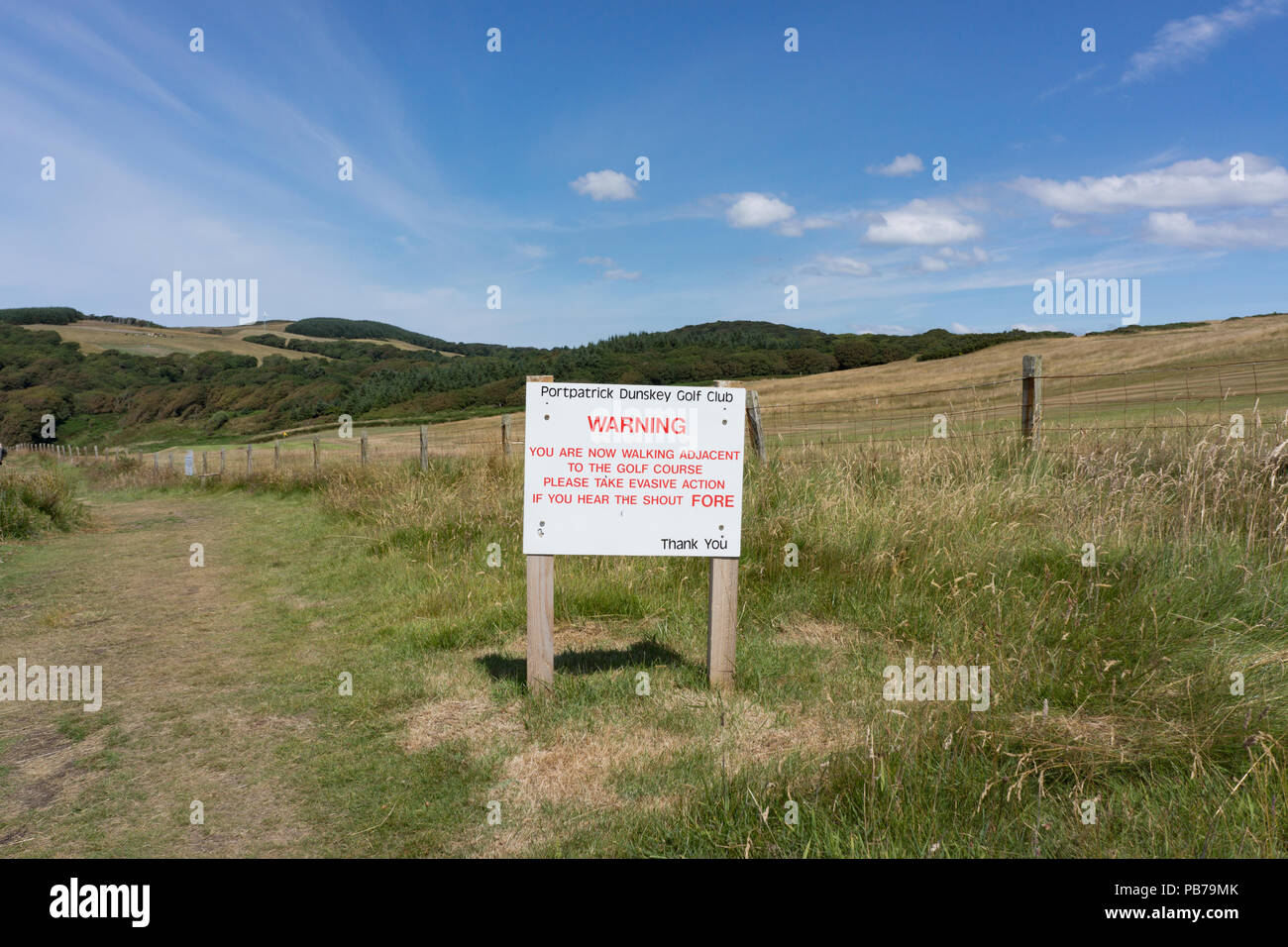 Segnale di avvertimento in prossimità del campo da golf di volo bassa e palline da golf. Southern Upland Way sentiero Portpatrick. Scozia Foto Stock