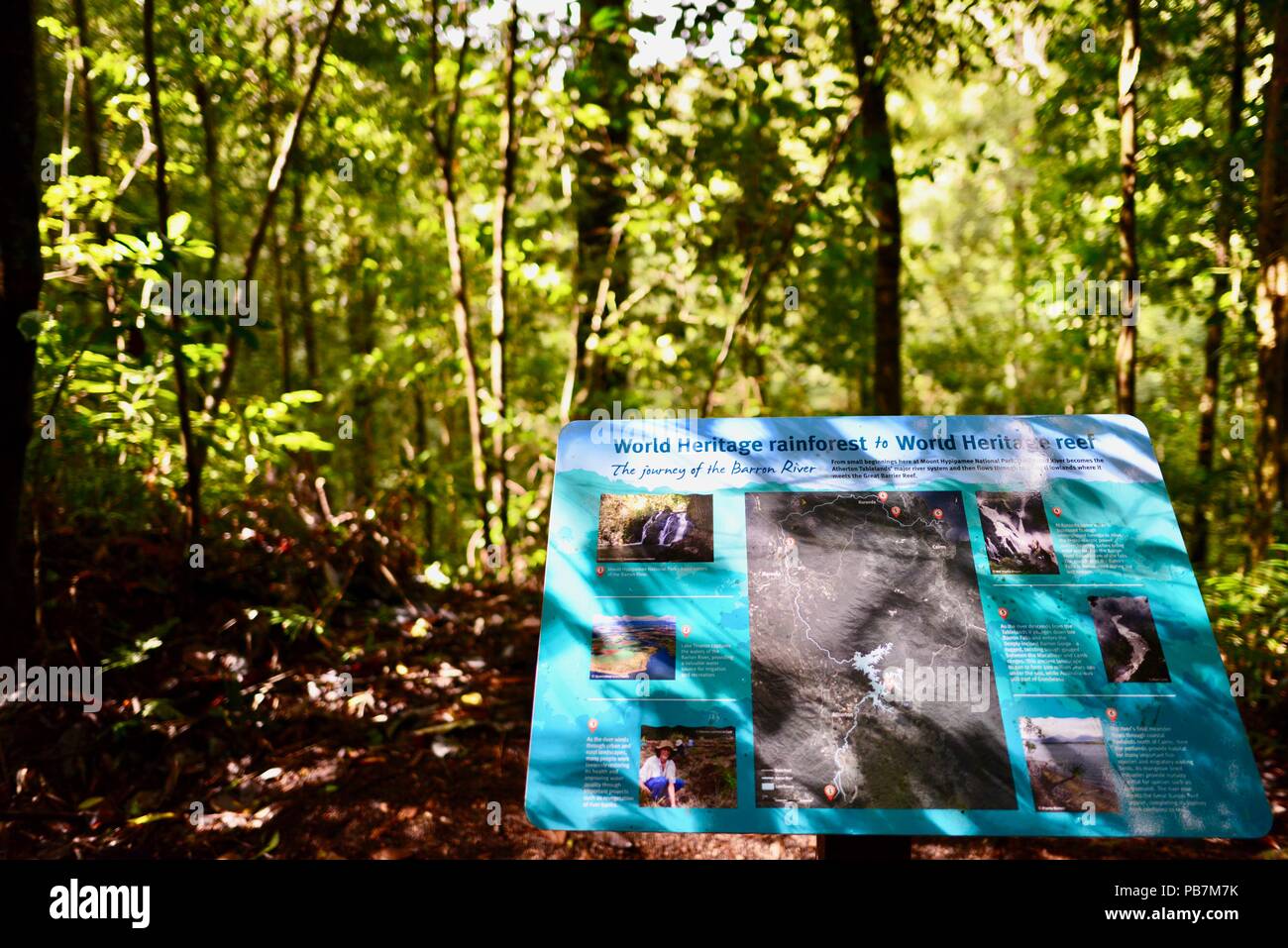 Il viaggio del Fiume Barron segno, cena cade e il cratere a piedi, altopiano di Atherton, QLD, Australia Foto Stock