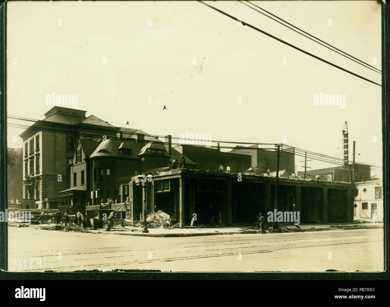 1171 parzialmente demolito palazzo all'angolo nord occidentale del Grand Avenue e Lindell Boulevard, 16 Luglio 1921 Foto Stock