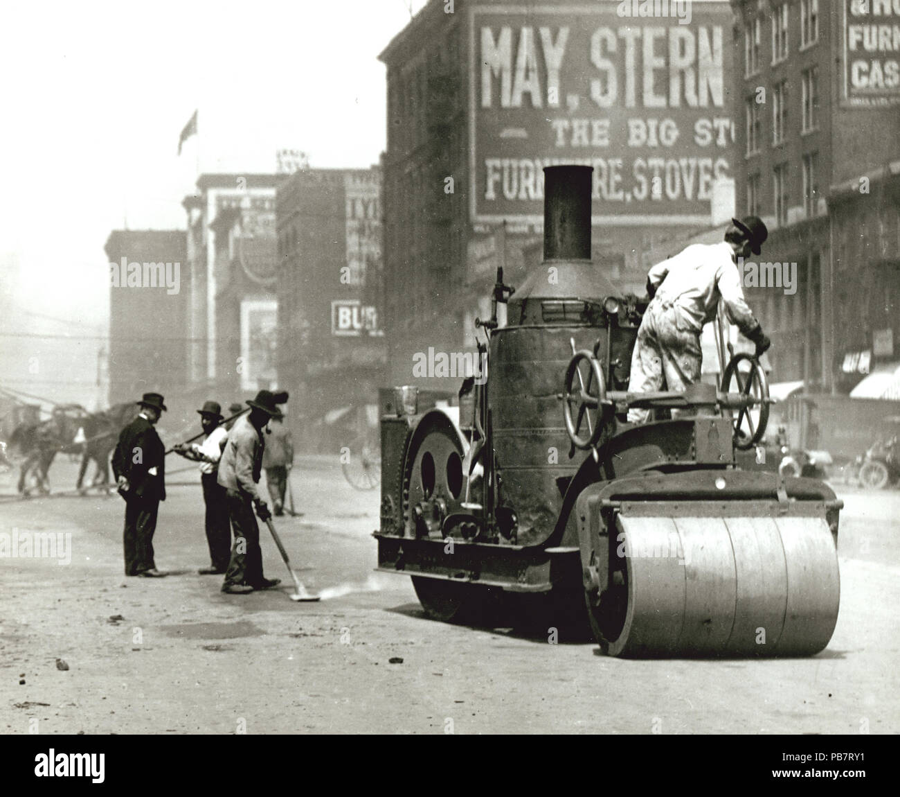 1579 lavoratori di strada utilizzando un rullo a vapore per riparare la dodicesima Street (Tucker Boulevard) tra castagni e pini strade Foto Stock
