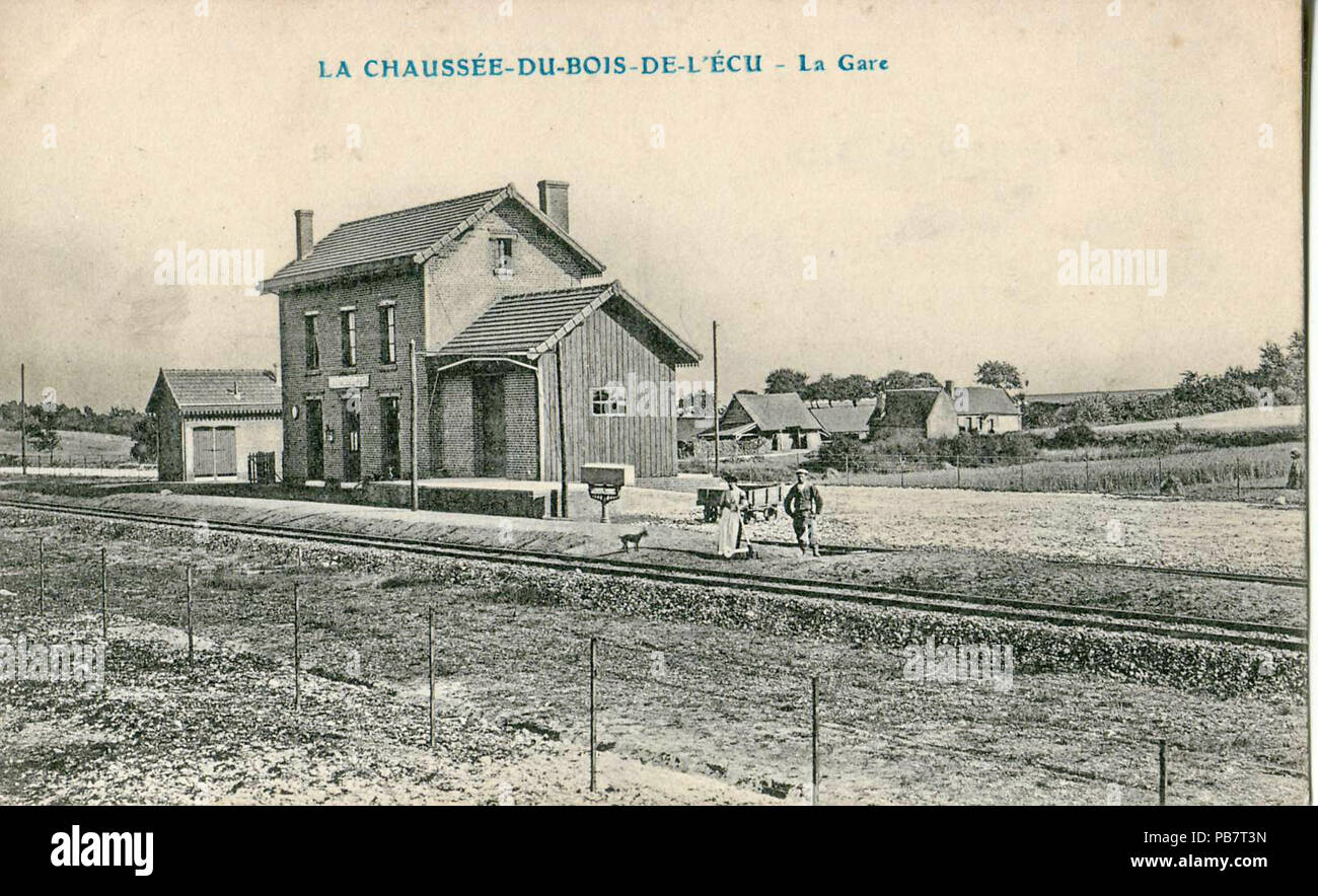 . Français : Carte postale ancienne, sans parlare d'éditeur : LA CHAUSSEE-DU-BOIS-D'ECU - La Gare Il s'agit d'une gare de la ligne de chemin de fer secondaire à voie métrique Ligne Estrées-Saint-Denis - Froissy - Crèvecoeur-le-Grand . prima di 1914 800 INCONNU - LA CHAUSSEE DU BOIS D'ECU - La Gare Foto Stock