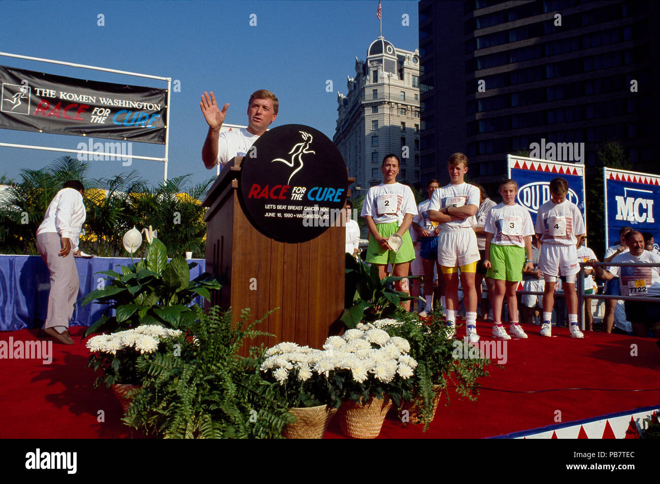 1804 vice presidente Dan Quayle parla in gara per la cura su Pennsylvania Avenue, Washington D.C LCCN2011632619 Foto Stock 1804 vice presidente Dan Quayle parla in gara per la cura su Pennsylvania Avenue, Washington D.C LCCN2011632619 Foto Stock