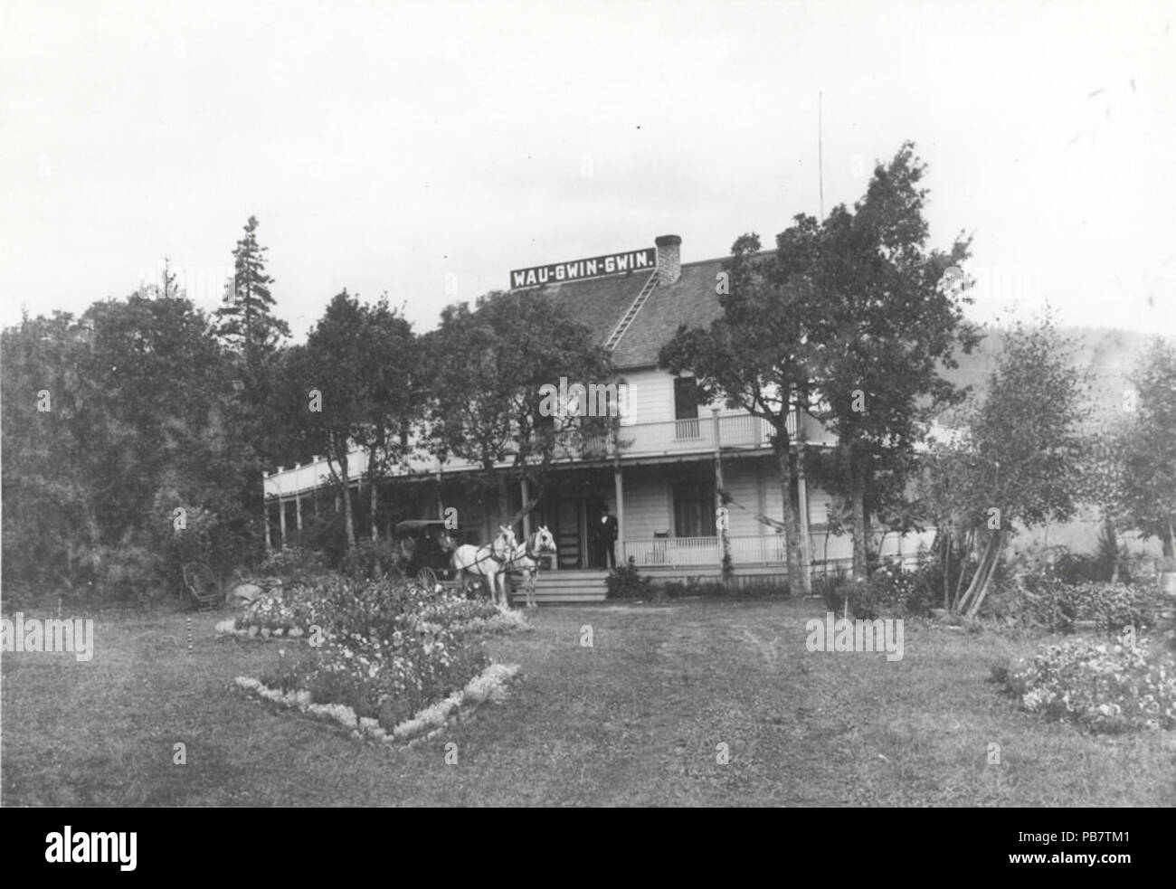 . Inglese: Wau Gwin Gwin Hotel sulla riva sud del fiume Columbia, foto scattata prima della sua demolizione nel 1921. Vedere le immagini dal museo della storia di Hood River County . 1921 o prima di 1828 Wah Gwin Gwin Hotel Foto Stock