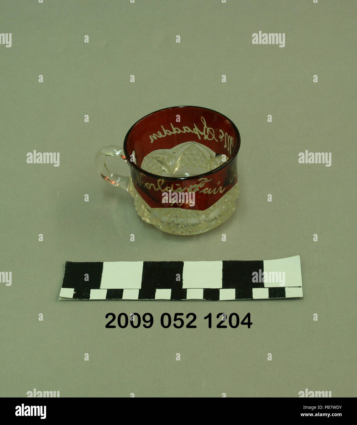 1275 Ruby punzone macchiata tazza personalizzata per Lea Mc Spadden Foto Stock