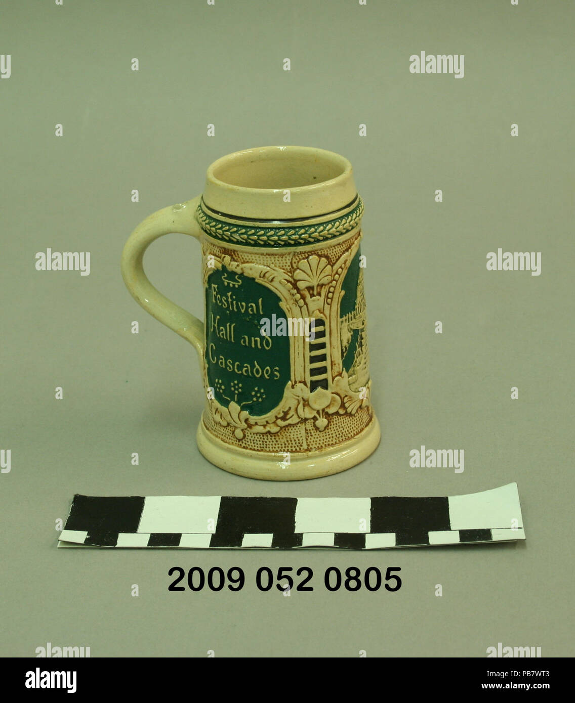 1545 in ceramica piccolo Stein con immagine in rilievo del Festival Hall e Cascades Foto Stock