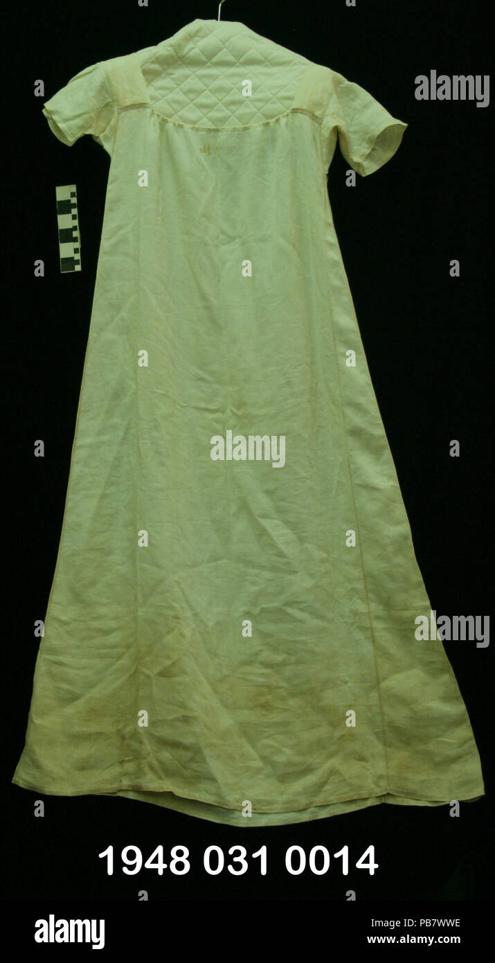 . Inglese: Donna off-biancheria bianca chemise con maniche corte, bordo rettilineo di draw-string collo e mongram stampato sul corpetto. Indossato da Maria Salisbury Titolo: Off-White biancheria Chemise di Maria Salisbury . circa 1825 1126 Off-White biancheria Chemise di Maria Salisbury Foto Stock