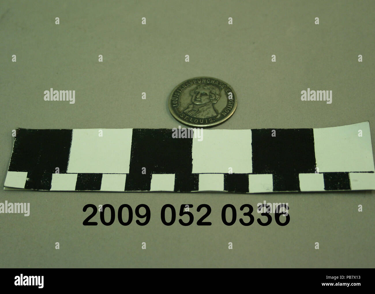 1020 Monete metalliche con immagini a rilievo di Jefferson e gli Stati Uniti Palazzo del Governo dal 1904 della fiera del mondo Foto Stock