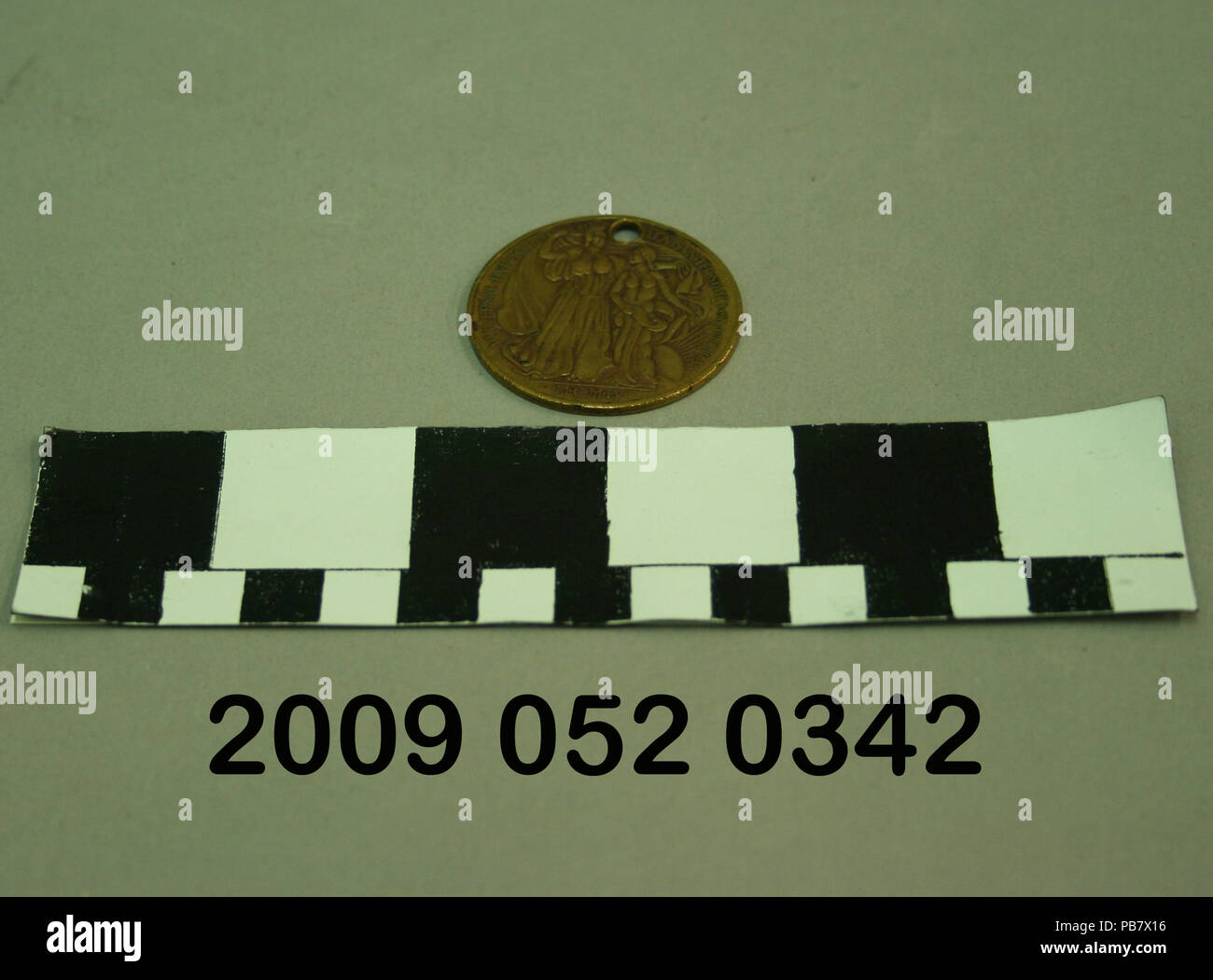 1253 Replica metallo oro moneta per I.W. Harper distillando azienda con immagine sollevata di due donne Foto Stock