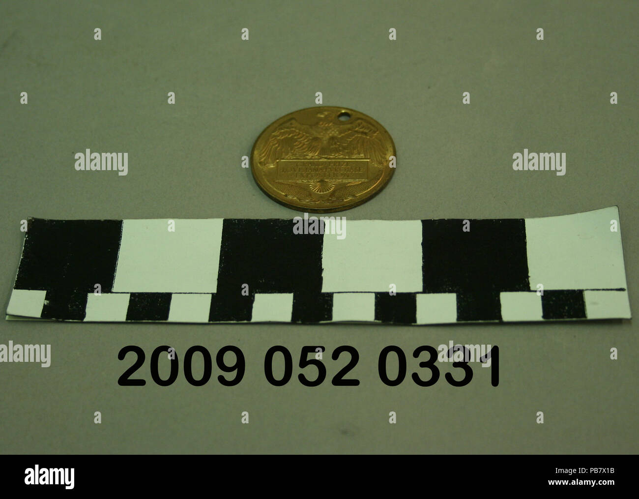 1253 Replica metallo oro moneta per I.W. Harper distillando azienda con immagine sollevata di aquila calva e pesce Foto Stock