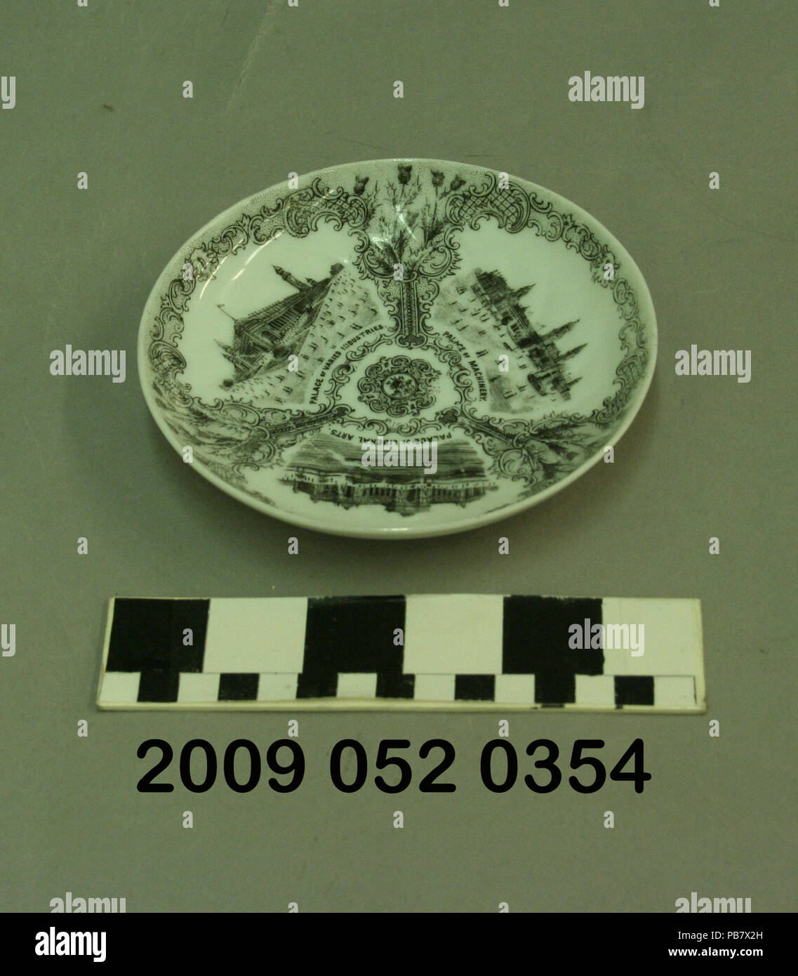 1850 Bianco piattino in ceramica con il nero per trasferire le immagini di Palace di varie industrie, Palazzo di macchinari e Palazzo delle Arti liberali Foto Stock
