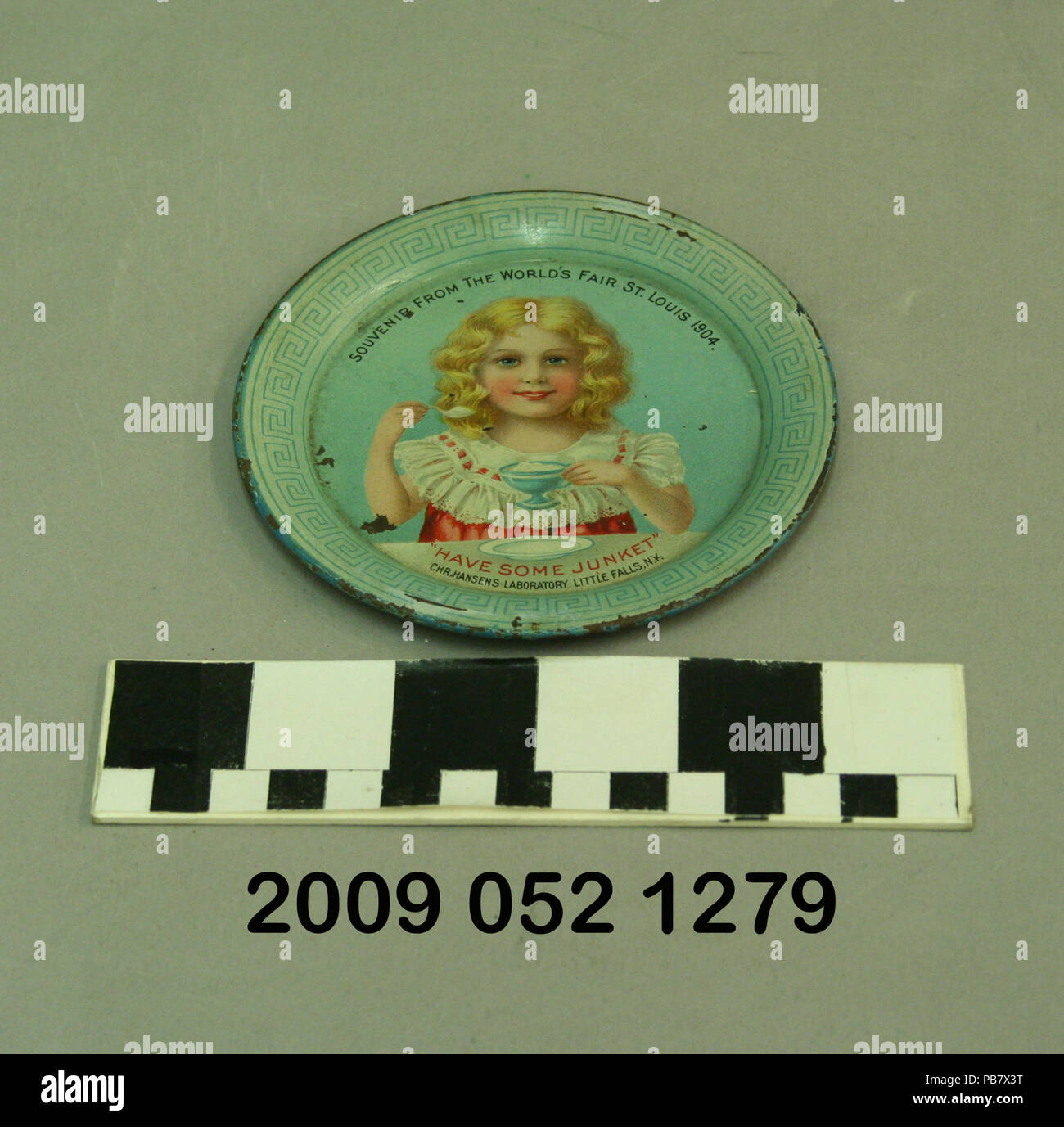 1546 Piccolo arrotondato vassoio di metallo con trasferimento di colore immagine giuncata di pubblicità Foto Stock